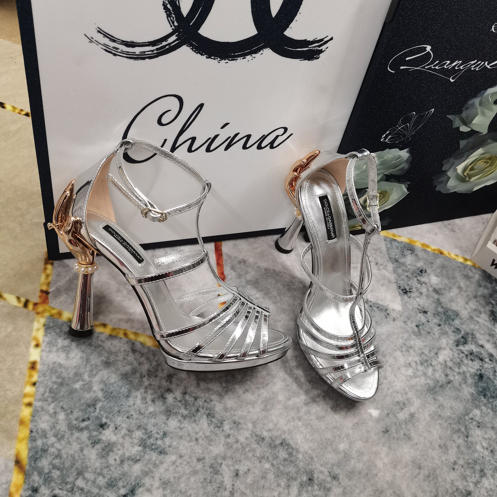 NO:231467,New - DG·Top High-level Classic Sandals Correct Stylish and Correct Details Original Consistent Leather Material Perfect Details Leather Inner/Foot-up Sheepskin (fine texture) Italian Leather Outsole Extremely Perfect Replica 1 Fabric Imported Beef Patent Leather 2 Soles AAA Grade Italian Leather Outsole 3 Clour Gold Silver Black 4 Size34-43 (34 41 42 43 Customized No Returns and Exchanges), Sandals, christian louboutin, Dolce & Gabbana, sandals, sheepskin, Leather Soles19860909上新—DG·顶级高版本经典款凉鞋 正确版型正确细节 原版一致皮料 细节处理完美 内里/垫脚羊皮（质感细腻） 意大利真皮大底 极致完美复刻 1面料进口牛漆皮 2鞋底AAA级意大利真皮大底 3 Clour金色 银色 黑色 4 Size34-43（34 41 42 43订做不退换）,凉鞋,christian louboutin,Dolce&Gabbana,sandals,sheepskin,Leather soles,Women's Shoes