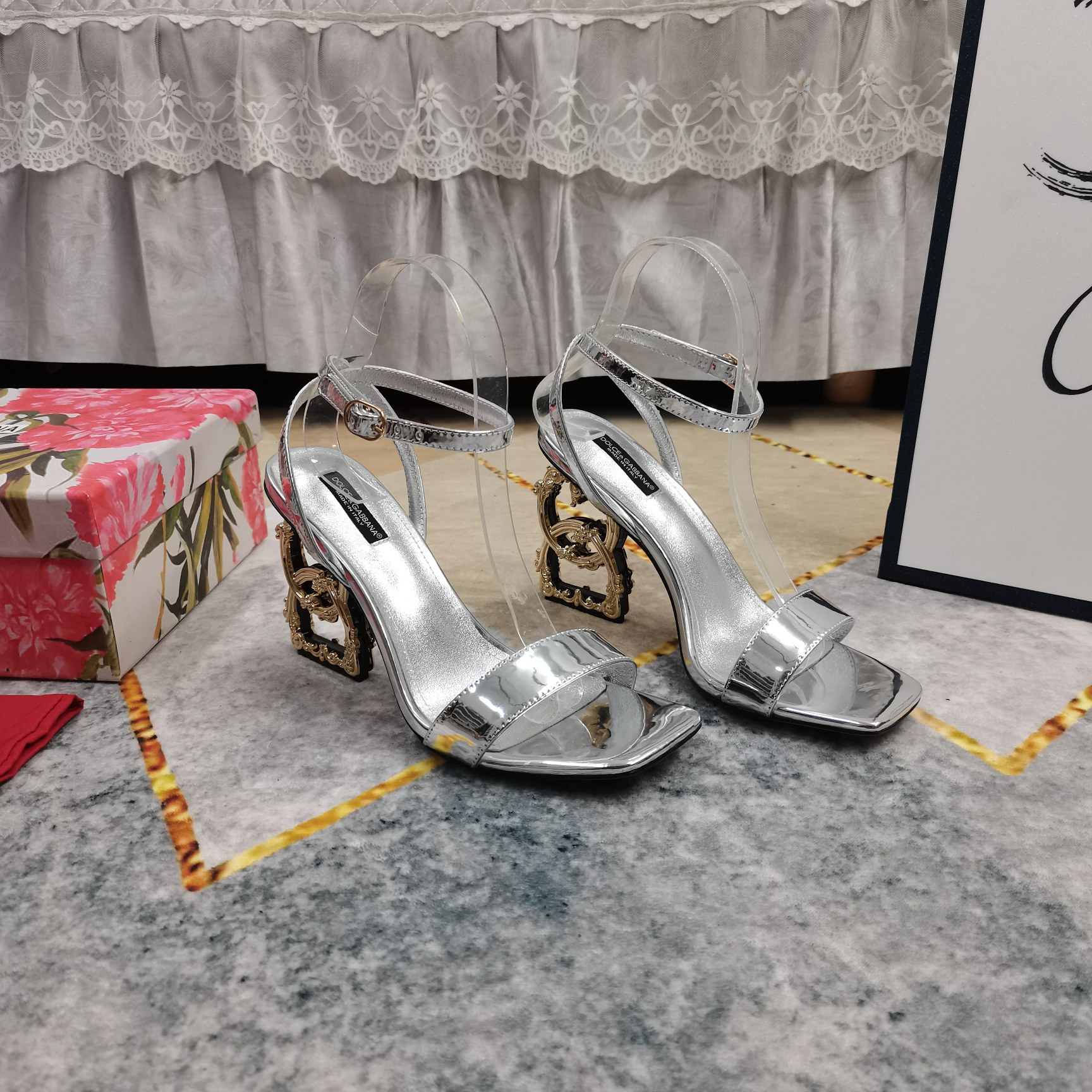 NO:231469,New D&G·Top High-level Version 2025 New DG Heel Sandals Shipped Can I say this has achieved the essence?  !  Technically, we have achieved original heavy-duty construction! 1 imported cowhide fabric 2 imported sheepskin inside 3 soles AAA grade Italian leather outsole 4Size34-43 (34 41 42 43 customized non-return and exchange), sandals, Dolce&Gabbana, Dolce&Gabbana, sandals, cowhide, sheepskin, Leather soles19860909上新—D&G·顶级高版本 2025新款DG跟凉鞋出货 我们这款可以说是做到了精髓？！ 技术上我们做到了原汁原味重工打造! 1面料进口牛皮 2内里进口羊皮 3鞋底AAA级意大利真皮大底 4Size34-43（34 41 42 43定做不退换）,凉鞋,Dolce&Gabbana,Dolce&Gabbana,sandals,cowhide,sheepskin,Leather soles,Women's Shoes