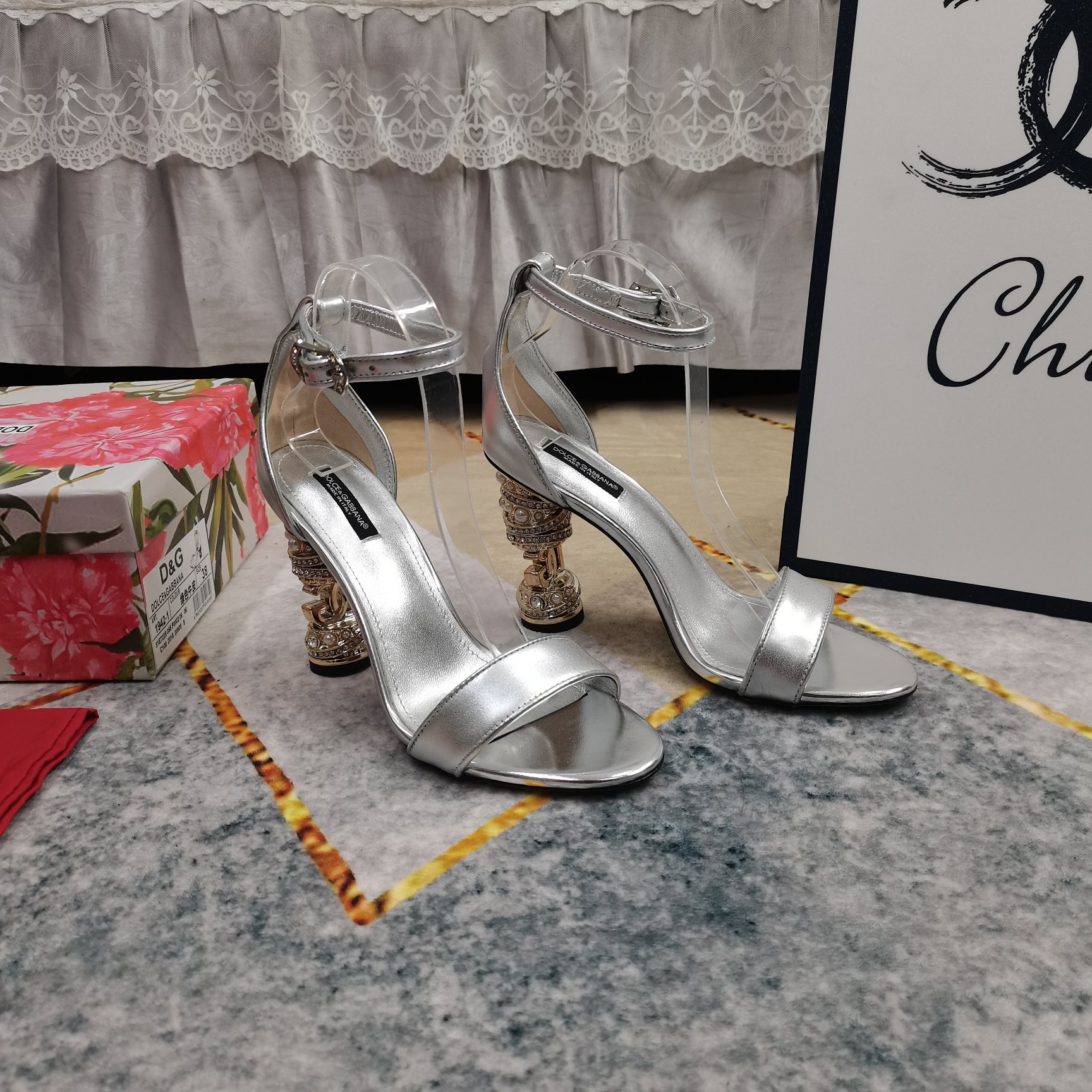 NO:231471,New - DG·Top High-level Version 2025 New DG Diamond-Inlaid Pearl Heel Sandals Perfect Details Handling Fitting Sheepskin (fine texture) Extremely Perfect Replica 1 Imported Cowhide/Metal Leather 2 Fitting Sheepskin 3 Soles AAA Grade Italian Leather Outsole 4Size34-43 (34 41 42 43 Customized No Return) 5 Heels Height 11cm 6Clour8 Color Insert, Sandals, christian louboutin, Dolce & Gabbana, sandals, cowhide, sheepskin, Leather Soles19860909上新-DG·顶级高版本 2025新款DG镶钻珍珠跟凉鞋 细节处理完美 垫脚羊皮（质感细腻） 极致完美复刻 1鞋面进口牛皮/金属皮 2垫脚羊皮 3鞋底AAA级意大利真皮大底 4Size34-43（34 41 42 43订做不退换） 5跟高11cm 6Clour8色入,凉鞋,christian louboutin,Dolce&Gabbana,sandals,cowhide,sheepskin,Leather soles,Women's Shoes