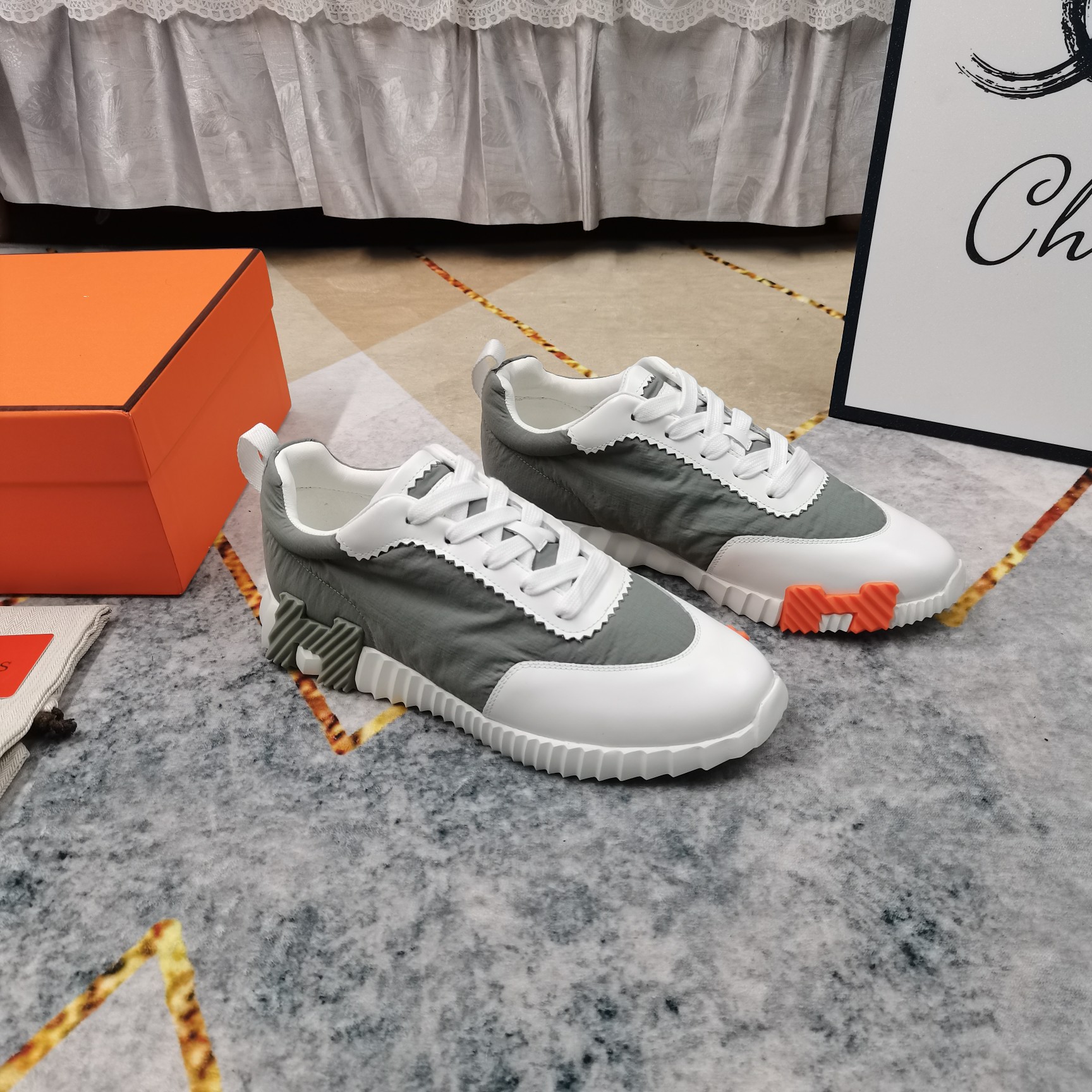 NO:259406,Upgraded version of women and men. New color matching shipment—HERMES·Low top casual shoes. High version. Heavy shipment. Imported fabric. Caleb spliced ​​cowhide. Extra light IP material (skinned on cotton) Heel height 3.5cm. Size. Women's 35-41 (41 customized) Men's 39-44 (45 customized), casual shoes/sports shoes, hermes, sneakers, cowhide19860909升级版女男 新配色出货—HERMES·低帮休闲鞋 高版本 重磅出货 面料进口卡莱布拼接牛皮 大底超轻IP材质（踩棉花脚感） 跟高3.5cm Size女35-41（41订做）男39-44（45订做）,休闲鞋/运动鞋,hermes,sneakers,cowhide,Women's Shoes