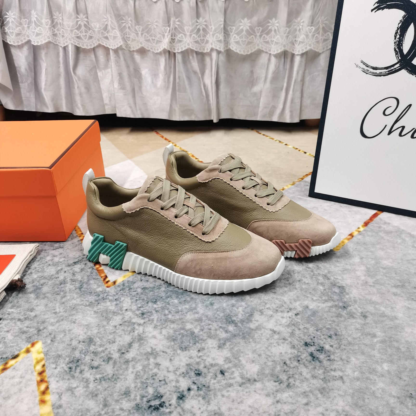 NO:165531,Upgraded version of women and men. New color matching shipment—HERMES·Low-top casual shoes. High-version heavy-duty shipment. Imported fabric. Lychee pattern cowhide. Yangjing. Extra light IP material (skinned on cotton). Heel height 3.5cm. Size. Women's 35-41 (41 customized) Men's 39-44 (45 customized), casual shoes/sports shoes, hermes, sneakers, cowhide, sheep19860909升级版女男 新配色出货—HERMES·低帮休闲鞋 高版本 重磅出货 面料进口荔枝纹牛皮拼接羊京 大底超轻IP材质（踩棉花脚感） 跟高3.5cm Size女35-41（41订做）男39-44（45订做）,休闲鞋/运动鞋,hermes,sneakers,cowhide,sheep,Women's Shoes