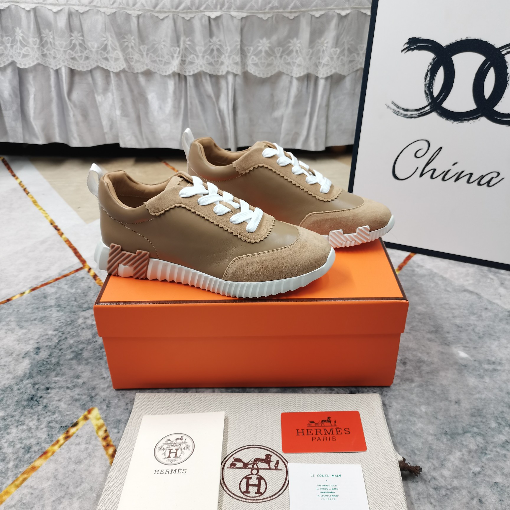 NO:165534,Upgraded version of women and men. New color matching shipment—HERMES·Low top casual shoes. High version. Heavy shipping. Imported cowhide. Yangjing. Outsole. Ultra-light IP material (skinned with cotton feet) Heel height 3.5cm. Size. Women's 35-41 (41 customized) Men's 39-44 (45 customized), casual shoes/sports shoes, hermes, sneakers, cowhide, sheep19860909升级版女男 新配色出货—HERMES·低帮休闲鞋 高版本 重磅出货 面料进口牛皮拼接羊京 大底超轻IP材质（踩棉花脚感） 跟高3.5cm Size女35-41（41订做）男39-44（45订做）,休闲鞋/运动鞋,hermes,sneakers,cowhide,sheep,Women's Shoes