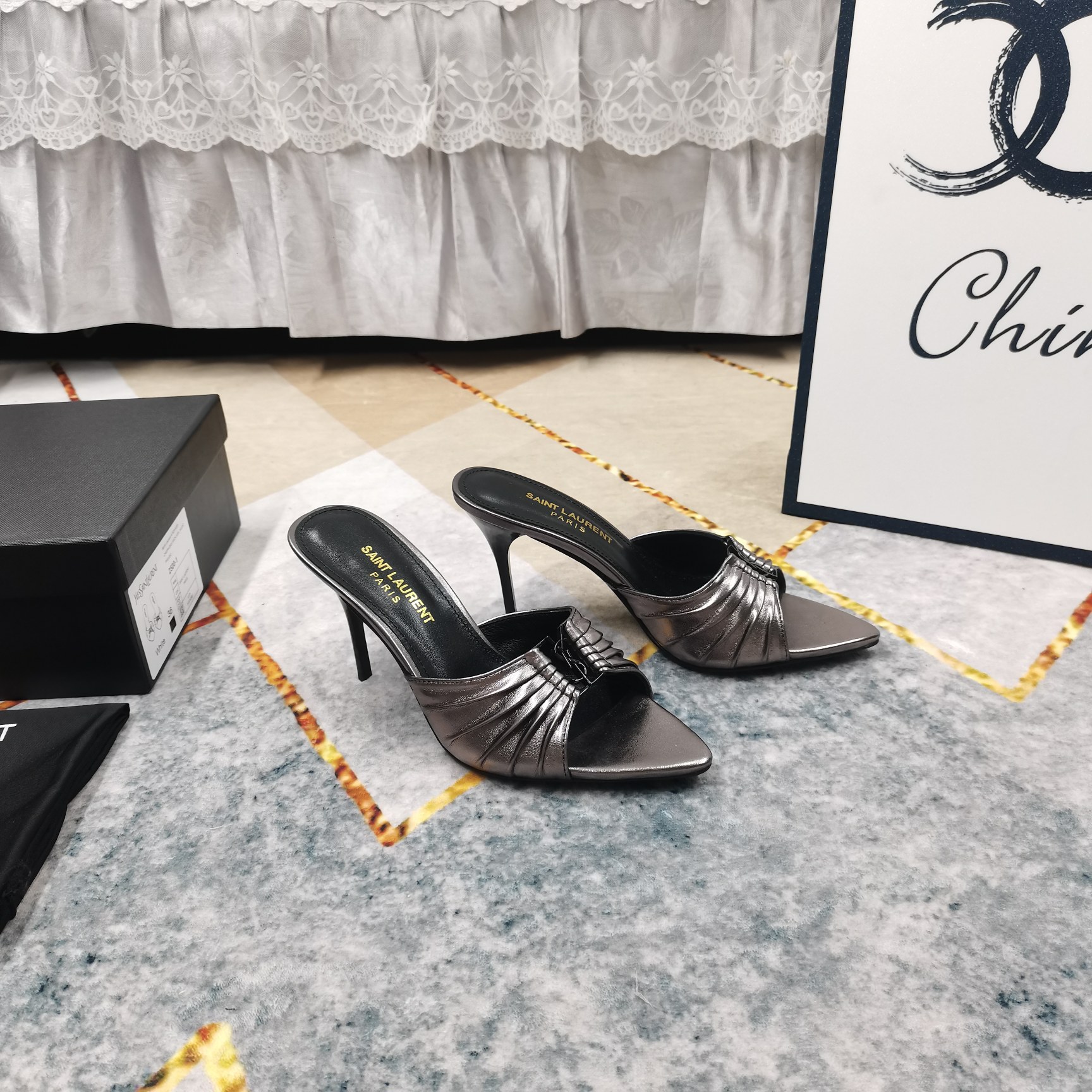 NO:234233,New - YSL letter logo buckle decorative slippers, perfect details, footbed sheepskin (fine texture) Italian black leather outsole, ultimate perfect replica 1 imported patent leather/cowhide/metal leather 2 footbed sheepskin 3 soles YB black leather outsole 4Size35-41 (41 customized, non-return and exchange) 5Clour13 color, high heels, christian louboutin, saint laurent, high heels, slippers, cowhide, sheepskin, Leather soles19860909上新—YSL字母logo扣装饰拖鞋 细节处理完美 垫脚羊皮（质感细腻） 意大利黑色真皮大底 极致完美复刻 1鞋面进口漆皮/牛皮/金属皮 2垫脚羊皮 3鞋底YB黑色真皮大底 4Size35-41（41订做不退换） 5Clour13色入,高跟鞋,christian louboutin,saint laurent,high heels,slippers,cowhide,sheepskin,Leather soles,Women's Shoes