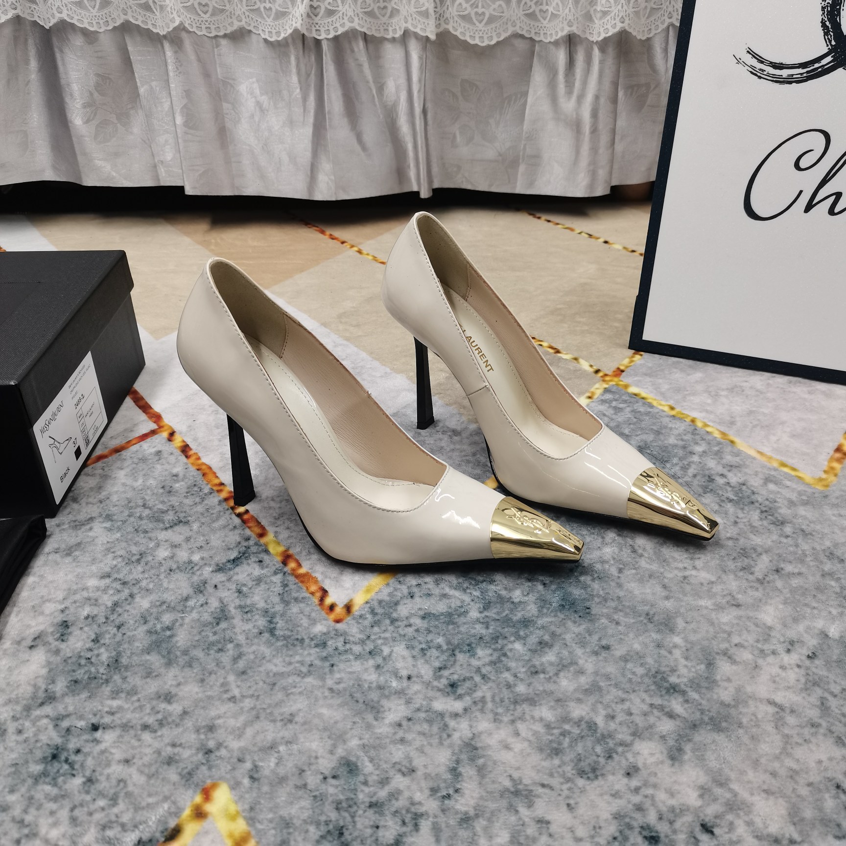 NO:234242,New - YSL new iron buckle decoration bag-toe high heel shoes, correct version, correct details, original consistent fabric, perfect details, footbed sheepskin (fine texture) Italian leather outsole, ultimate perfect reproduction 1 imported patent leather/cowhide 2 footbed sheepskin 3 original black leather outsole 4Size35-41 (41 customized, no return or exchange) 5 heels height 10.5cm, high heels, saint laurent, high heels, cowhide, sheepskin, Leather soles19860909上新-YSL新款铁扣装饰包头高跟单鞋 正确版型正确细节 原版一致面料 细节处理完美 垫脚羊皮（质感细腻） 意大利真皮大底 极致完美复刻 1鞋面进口漆皮/牛皮 2垫脚羊皮 3鞋底原版黑色真皮大底 4Size35-41（41订做不退换） 5跟高10.5cm,高跟鞋,saint laurent,high heels,cowhide,sheepskin,Leather soles,Women's Shoes