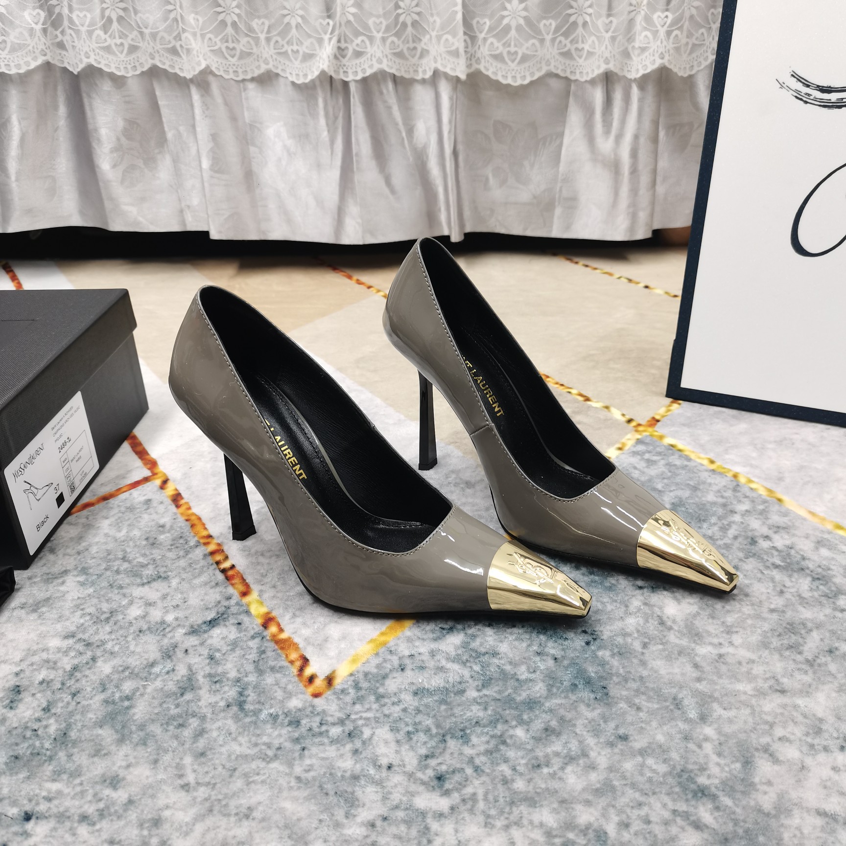 NO:234245,New - YSL new iron buckle decoration bag-toe high heels shoes, correct version, correct details, original consistent fabric, perfect details, footbed sheepskin (fine texture) Italian leather outsole, ultimate perfect reproduction 1 imported patent leather upper 2 footbed sheepskin 3 original black leather outsole 4Size35-41 (41 customized, no return or exchange) 5 heels height 10.5cm, high heels, saint laurent, high heels, sheepskin, Leather soles19860909上新-YSL新款铁扣装饰包头高跟单鞋 正确版型正确细节 原版一致面料 细节处理完美 垫脚羊皮（质感细腻） 意大利真皮大底 极致完美复刻 1鞋面进口漆皮 2垫脚羊皮 3鞋底原版黑色真皮大底 4Size35-41（41订做不退换） 5跟高10.5cm,高跟鞋,saint laurent,high heels,sheepskin,Leather soles,Women's Shoes