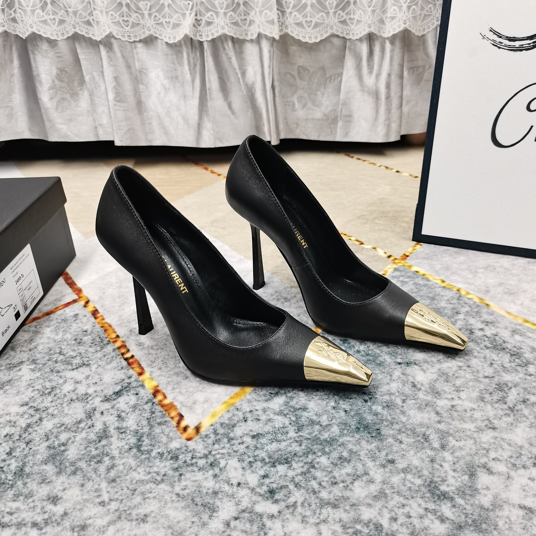 NO:234248,New - YSL new iron buckle decoration bag-toe high heel shoes, correct version, correct details, original consistent fabric, perfect details, footbed sheepskin (fine texture) Italian leather outsole, ultimate perfect reproduction 1 imported patent leather/cowhide 2 footbed sheepskin 3 original black leather outsole 4Size35-41 (41 customized, no return or exchange) 5 heels height 10.5cm, high heels, saint laurent, high heels, cowhide, sheepskin, Leather soles19860909上新-YSL新款铁扣装饰包头高跟单鞋 正确版型正确细节 原版一致面料 细节处理完美 垫脚羊皮（质感细腻） 意大利真皮大底 极致完美复刻 1鞋面进口漆皮/牛皮 2垫脚羊皮 3鞋底原版黑色真皮大底 4Size35-41（41订做不退换） 5跟高10.5cm,高跟鞋,saint laurent,high heels,cowhide,sheepskin,Leather soles,Women's Shoes