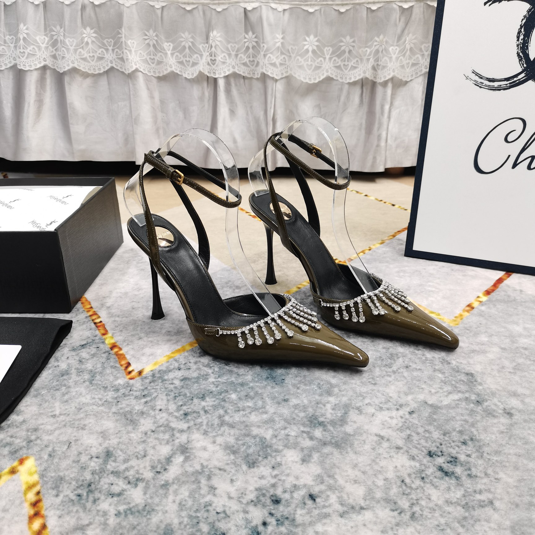 NO:234254,New - YSL·Top High-level Version 2025 New Tassel Rhinestone Chain Decoration Sandals with Toe Details Perfect Details Fixed Sheepskin (fine texture) AAA Grade Italian Black Leather Outsole Extremely Perfect Replica 1 Imported Patent Leather Upper 2 Imported Sheepskin 3 Soles YB Black Leather Outsole 4Size34-43 (34 41 42 43 Customized No Return) 5 Heels Height 10.5cm 6Clour4 Color Insert, High Heels, christian louboutin, saint laurent, sandals, high heels, sheepskin, Leather Soles19860909上新—YSL·顶级高版本 2025新款流苏水钻链条装饰包头凉鞋 细节处理完美 垫脚羊皮（质感细腻） AAA级意大利黑色真皮大底 极致完美复刻 1鞋面进口漆皮 2垫脚进口羊皮 3鞋底YB黑色真皮大底 4Size34-43（34 41 42 43订做不退换） 5跟高10.5cm 6Clour4色入,高跟鞋,christian louboutin,saint laurent,sandals,high heels,sheepskin,Leather soles,Women's Shoes