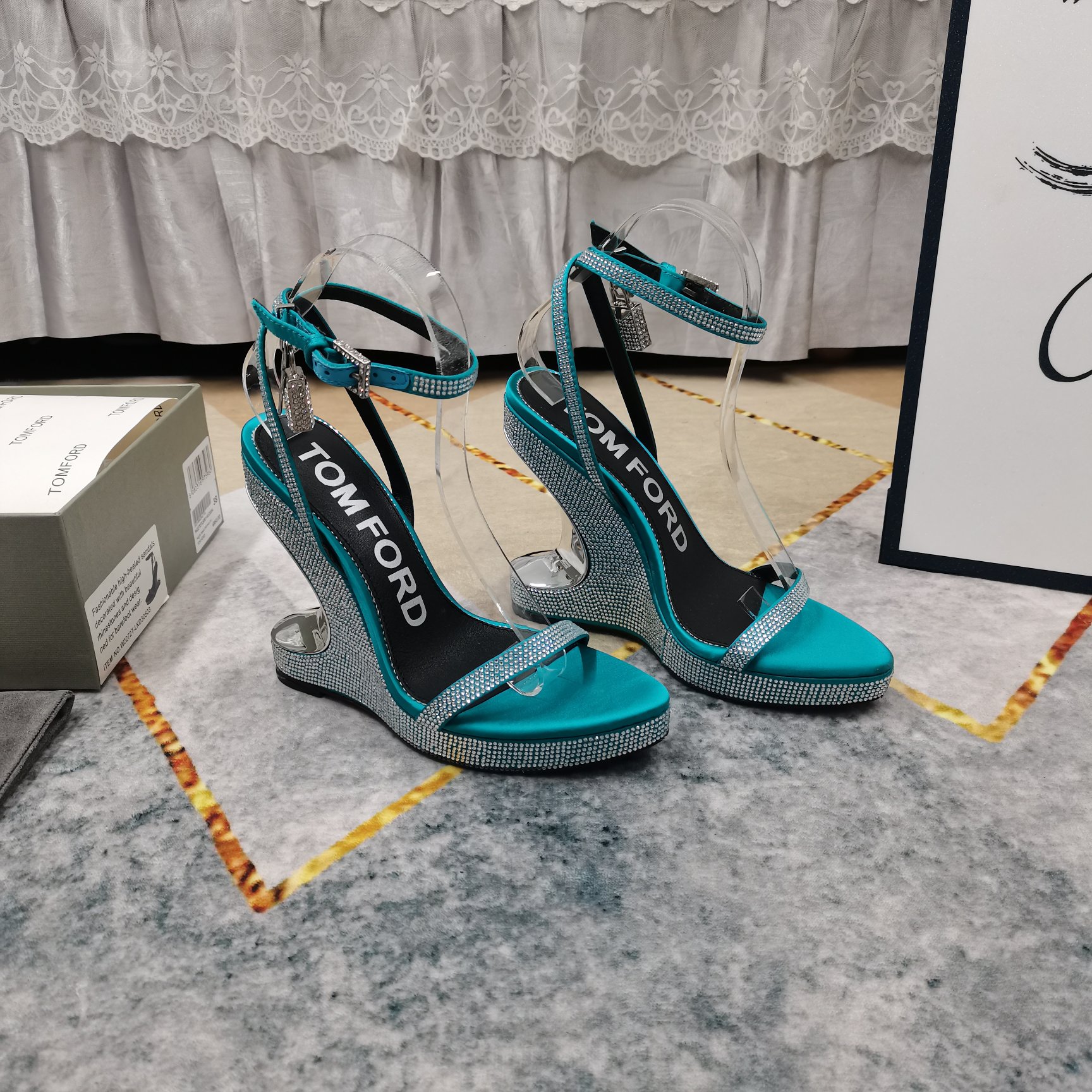 NO:234260,New - TOM FORD Top High-Level 2025 New Special Heel Heeled Diamond Strap High Heel Sandals Details Perfect Fitting Sheepskin (fine texture) AAA Grade YB Italian Black Leather Sole Extremely Perfect Replica 1 Imported Silk   Diamond Craft 2 Stud Sheepskin 3 Soles AAA Grade Original Black Leather Sole 4Clour 4 Color Input 5Size34-43 (34 41 42 43 Customized No Returns and Exchanges), High Heels, christian louboutin,tom ford, sandals, high heels, sheepskin, real silk, Leather soles19860909上新-TOM FORD顶级高版本 2025新款异形跟烫钻绑带高跟凉鞋 细节处理完美 垫脚羊皮（质感细腻） AAA级YB意大利黑色真皮大底 极致完美复刻 1鞋面进口真丝 烫钻工艺 2垫脚羊皮 3鞋底AAA级原版黑色真皮大底 4Clour4色入 5Size34-43（34 41 42 43订做不退换）,高跟鞋,christian louboutin,tom ford,sandals,high heels,sheepskin,real silk,Leather soles,Women's Shoes