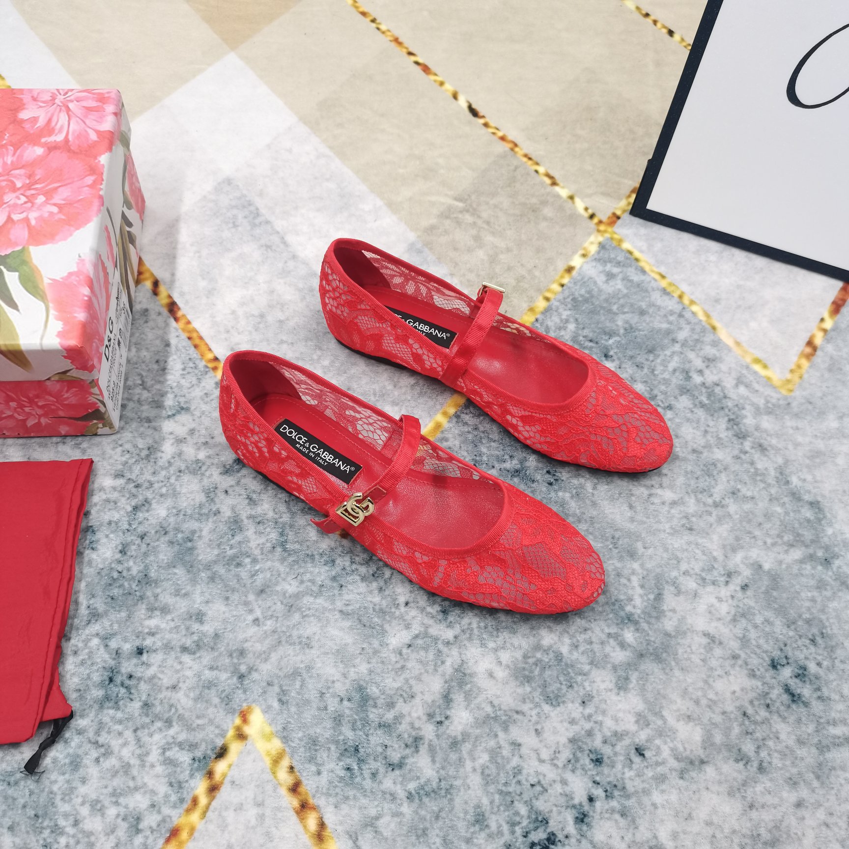 NO:234225,DG·Top High-level Version—New 2025 official website synchronizes the new lace flat shoes. Correct version and correct details. Perfect details. AAA grade Italian black leather outsole. Extremely perfect replica. 1 imported lace mesh fabric on the upper. 2 sole. YB leather outsole. 3Clour pink. Yellow. Black. White. Red. Rose red. 4Size34-43 (34 41 42 43. Custom made. No return or exchange). Ballet shoes. christian louboutin. Dolce&Gabbana. Leather soles.19860909DG·顶级高版本—上新 2025官网同步新款蕾丝平底单鞋 正确版型正确细节 细节处理完美 AAA级意大利黑色真皮大底 极致完美复刻 1鞋面进口蕾丝网纱面料 2鞋底YB真皮大底 3Clour粉色 黄色 黑色 白色 红色 玫红 4Size34-43（34 41 42 43订做不退换）,芭蕾舞鞋,christian louboutin,Dolce&Gabbana,Leather soles,Women's Shoes