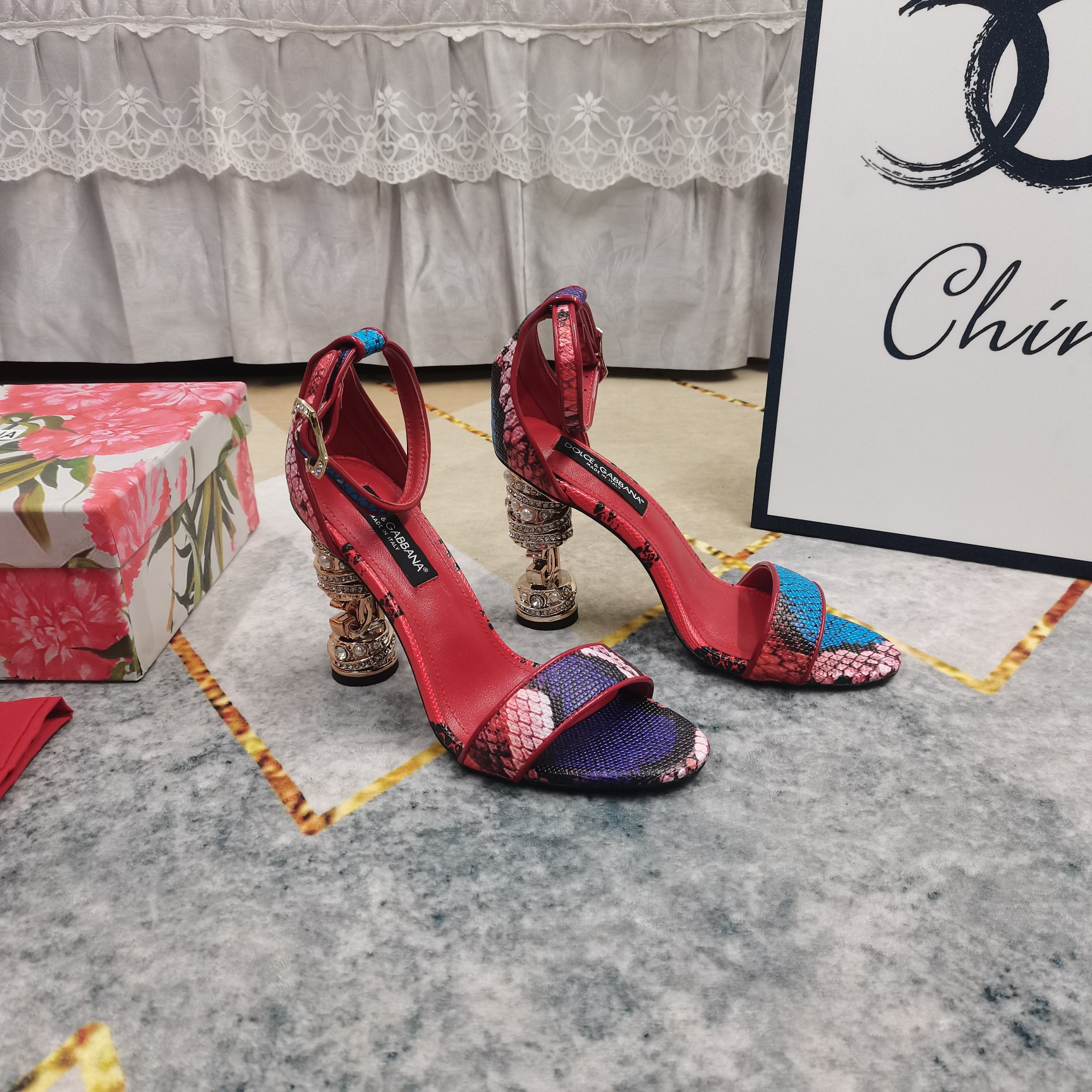 NO:231473,New - DG·Top High-level Version 2025 New DG Diamond-Inlaid Pearl Heel Sandals Perfect Details Handling Fitting Sheepskin (fine texture) Extremely Perfect Replica 1 Imported Cowhide Upper 2 Fitting Sheepskin 3 Soles AAA Grade Italian Black Leather Outsole 4Size34-43 (34 41 42 43 Customized No Return) 5 Heels Height 11cm 6Clour Red Purple, Sandals, christian louboutin, Dolce & Gabbana, sandals, cowhide, sheepskin, Leather soles19860909上新-DG·顶级高版本 2025新款DG镶钻珍珠跟凉鞋 细节处理完美 垫脚羊皮（质感细腻） 极致完美复刻 1鞋面进口牛皮 2垫脚羊皮 3鞋底AAA级意大利黑色真皮大底 4Size34-43（34 41 42 43订做不退换） 5跟高11cm 6Clour红色 紫色,凉鞋,christian louboutin,Dolce&Gabbana,sandals,cowhide,sheepskin,Leather soles,Women's Shoes