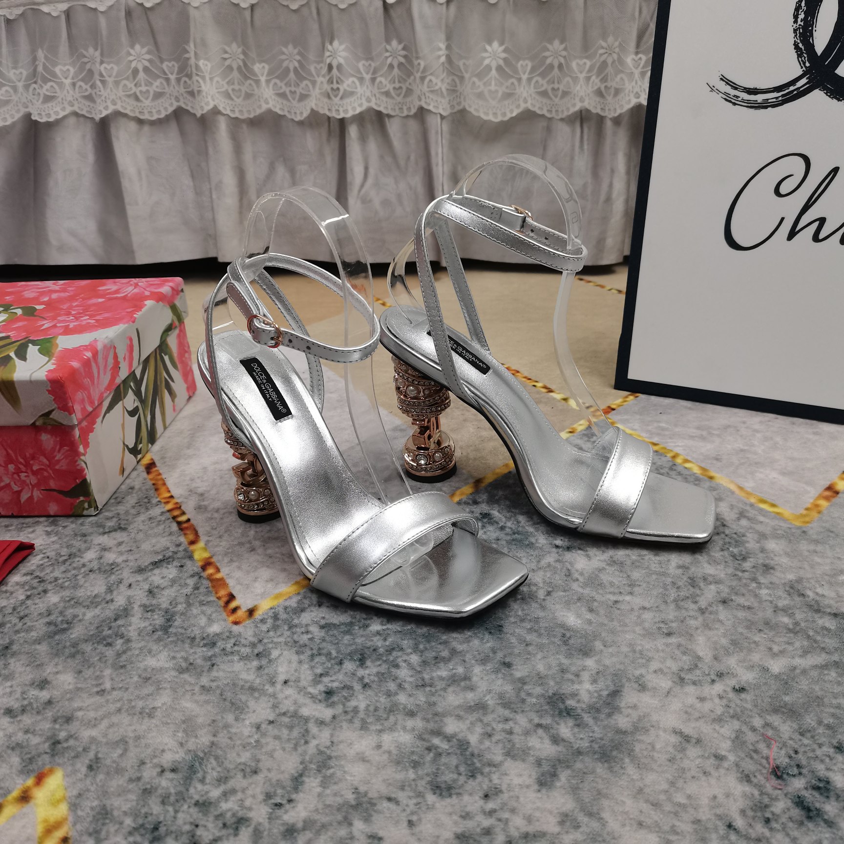 NO:231475,New - DG·Top High-level Version 2025 New DG Diamond-Inlaid Pearl Heel Sandals Perfect Details Handling Fitting Sheepskin (fine texture) Extremely Perfect Replica 1 Imported Cowhide/Paper Leather 2 Fitting Sheepskin 3 Soles AAA Grade Italian Black Leather Outsole 4Size34-43 (34 41 42 43 Customized No Return) 5 Heels Height 11cm 6Clour14 Color Insert, Sandals, christian louboutin, Dolce & Gabbana, sandals, cowhide, sheepskin, Leather Soles19860909上新-DG·顶级高版本 2025新款DG镶钻珍珠跟凉鞋 细节处理完美 垫脚羊皮（质感细腻） 极致完美复刻 1鞋面进口牛皮/漆皮 2垫脚羊皮 3鞋底AAA级意大利黑色真皮大底 4Size34-43（34 41 42 43订做不退换） 5跟高11cm 6Clour14色入,凉鞋,christian louboutin,Dolce&Gabbana,sandals,cowhide,sheepskin,Leather soles,Women's Shoes