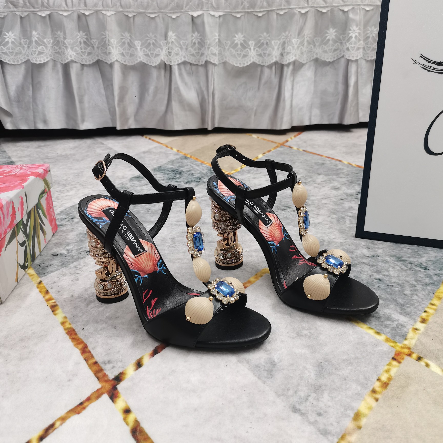 NO:231462,New - DG·Top High-Level 2025 New DG Rhinestone Heel Shell Decorated High-Heel Sandals, Details are perfectly processed, Floor-upped Sheepskin (fine texture) Italian leather outsole 1 imported cowhide 2 3D printing 3 Soles AAA-level genuine leather outsole 4Size34-43 (34 41 42 43 Custom made without return) 5 Heel height 11cm 6Clour Black Red White Blue Pink, Sandals, christian louboutin, Dolce & Gabbana, sandals, cowhide, sheepskin, Leather soles19860909上新-DG·顶级高版本 2025新款DG水钻跟贝壳装饰高跟凉鞋 细节处理完美 垫脚羊皮（质感细腻） 意大利真皮大底 1鞋面进口牛皮 2垫脚牛皮3D打印 3鞋底AAA级真皮大底 4Size34-43（34 41 42 43订做不退换） 5跟高11cm 6Clour黑色 红色 白色 蓝色 粉色,凉鞋,christian louboutin,Dolce&Gabbana,sandals,cowhide,sheepskin,Leather soles,Women's Shoes