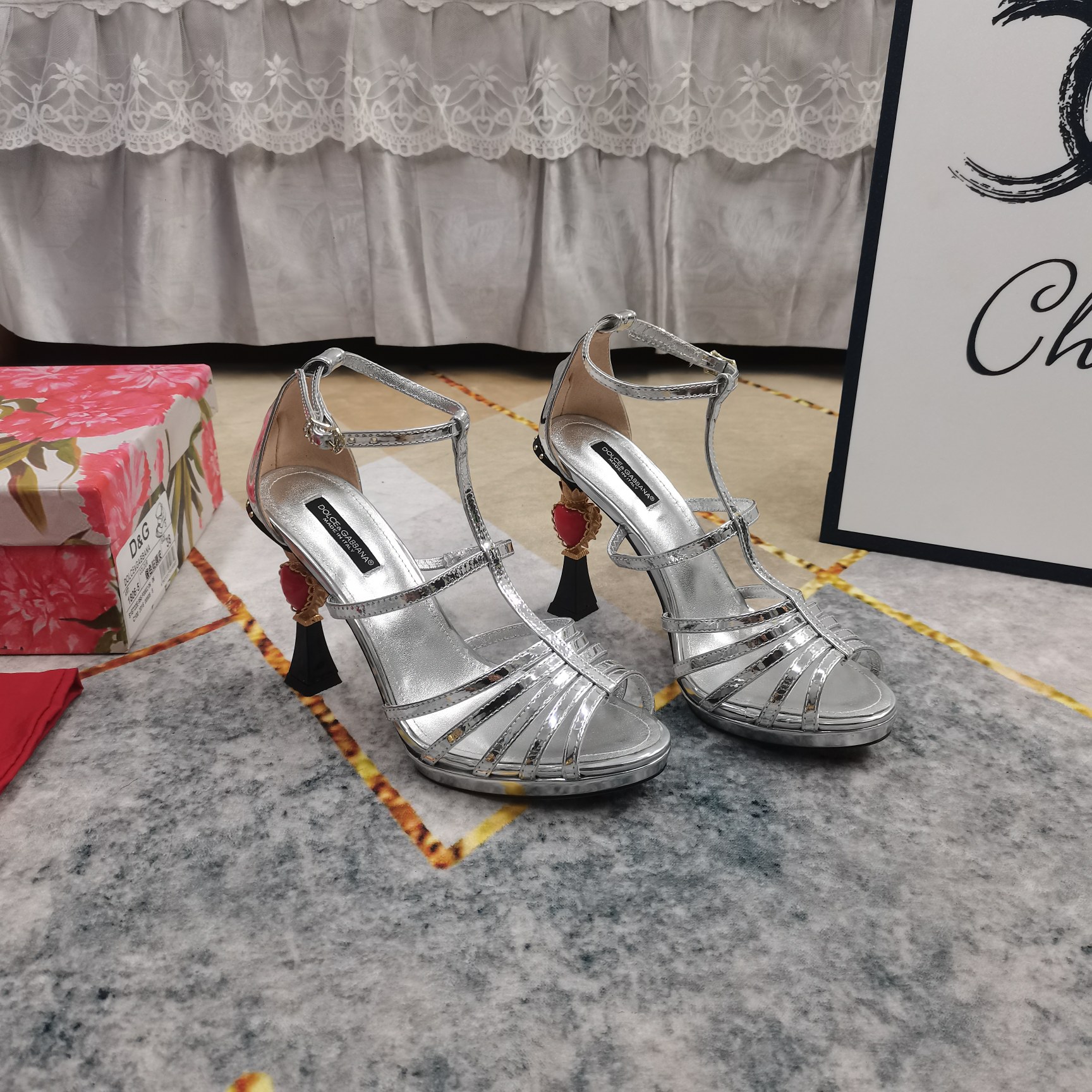 NO:231468,New - DG·Top High-Level 2025 New Luxury Rose High Heel Sandals Details Perfectly processed Floor-pad sheepskin (fine texture) Italian leather outsole 1 imported patent leather 2 imported sheepskin 3 soles AAA grade Italian leather outsole 4Size34-43 (34 41 42 43 customized non-return) 5 heel height 11cm 6Clour black gold silver, sandals, christian louboutin, Dolce & Gabbana, sandals, sheepskin, Leather soles19860909上新-DG·顶级高版本 2025新款奢华玫瑰花高跟凉鞋 细节处理完美 垫脚羊皮（质感细腻） 意大利真皮大底 1鞋面进口漆皮 2垫脚进口羊皮 3鞋底AAA级意大利真皮大底 4Size34-43（34 41 42 43订做不退换） 5跟高11cm 6Clour黑色 金色 银色,凉鞋,christian louboutin,Dolce&Gabbana,sandals,sheepskin,Leather soles,Women's Shoes