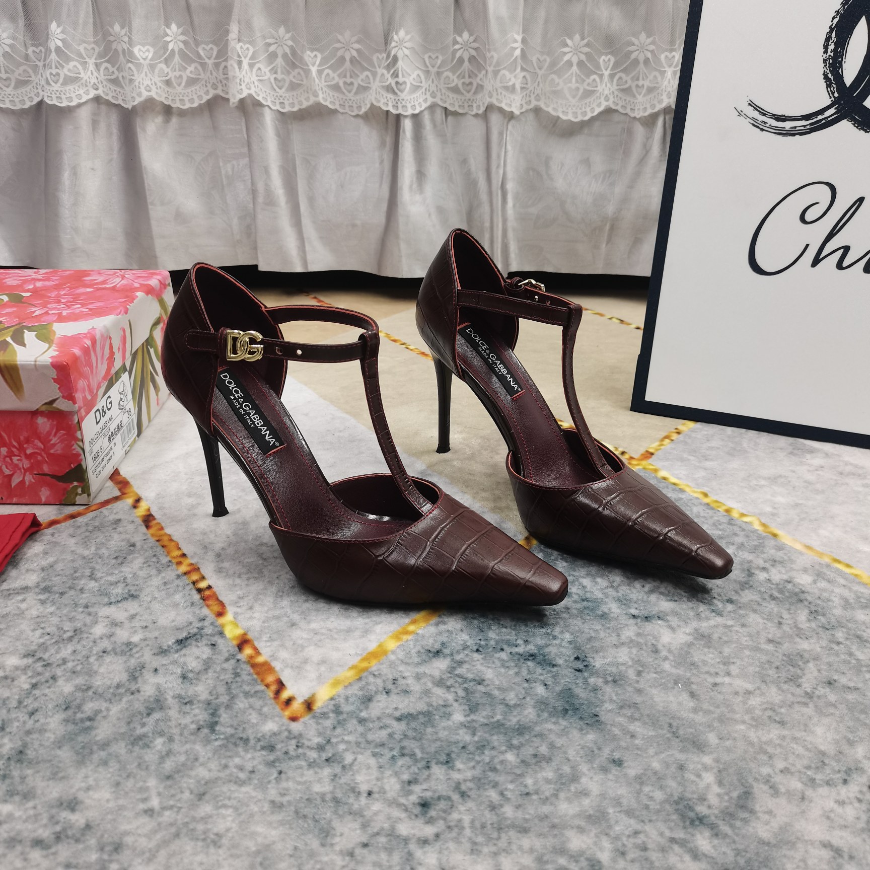 NO:231464,New - DG·Top High-level Version 2025 official website synchronized the new DG trim stiletto heel sandals with perfect details, footbed sheepskin (fine texture) AAA grade YB Italian black leather outsole, ultimate perfect replica 1 imported stone pattern cowhide/paper leather 2 footbed sheepskin 3 soles AAA grade original leather outsole 4 heel height 10.5cm 5Clour6 color in 6Size34-43 (34 41 42 43 custom made no return), sandals, christian louboutin, Dolce & Gabbana, sandals, cowhide, sheepskin, Leather soles19860909上新-DG·顶级高版本 2025官网同步新款DG饰扣细高跟凉鞋 细节处理完美 垫脚羊皮（质感细腻） AAA级YB意大利黑色真皮大底 极致完美复刻 1鞋面进口石头纹牛皮/漆皮 2垫脚羊皮 3鞋底AAA级原版真皮大底 4跟高10.5cm 5Clour6色入 6Size34-43（34 41 42 43订做不退换）,凉鞋,christian louboutin,Dolce&Gabbana,sandals,cowhide,sheepskin,Leather soles,Women's Shoes