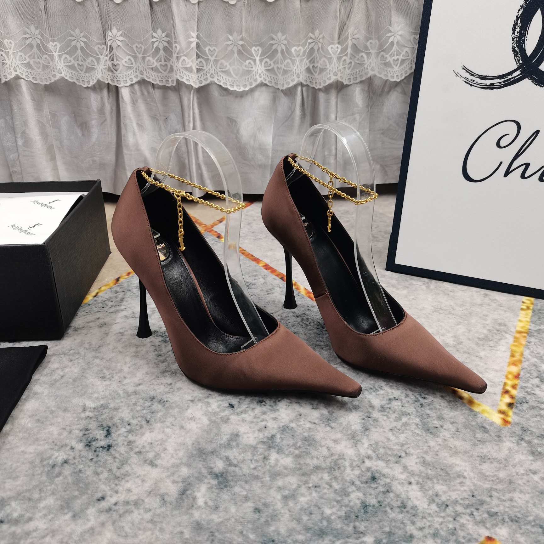 NO:233170,New - YSL·Top High-level Version 2025 official website synchronized the new chain decorative logo pendant high heel shoes. Details are perfectly processed. Floor-pad sheepskin (fine texture) AAA grade Italian black leather outsole. Extremely perfect replica. 1 imported silk upper. 2 imported sheepskin. 3 soles. YB black leather outsole. 4Size34-43 (34 41 42 43. Custom made without return) 5 heels. 10.5cm. 6Clour⑤ color in, high heels. christian louboutin, saint laurent, high heels. Sheepskin, real silk, Leather soles.19860909上新—YSL·顶级高版本 2025官网同步新款链条装饰logo吊坠高跟单鞋 细节处理完美 垫脚羊皮（质感细腻） AAA级意大利黑色真皮大底 极致完美复刻 1鞋面进口真丝 2垫脚进口羊皮 3鞋底YB黑色真皮大底 4Size34-43（34 41 42 43订做不退换） 5跟高10.5cm 6Clour⑤色入,高跟鞋,christian louboutin,saint laurent,high heels,sheepskin,real silk,Leather soles,Women's Shoes