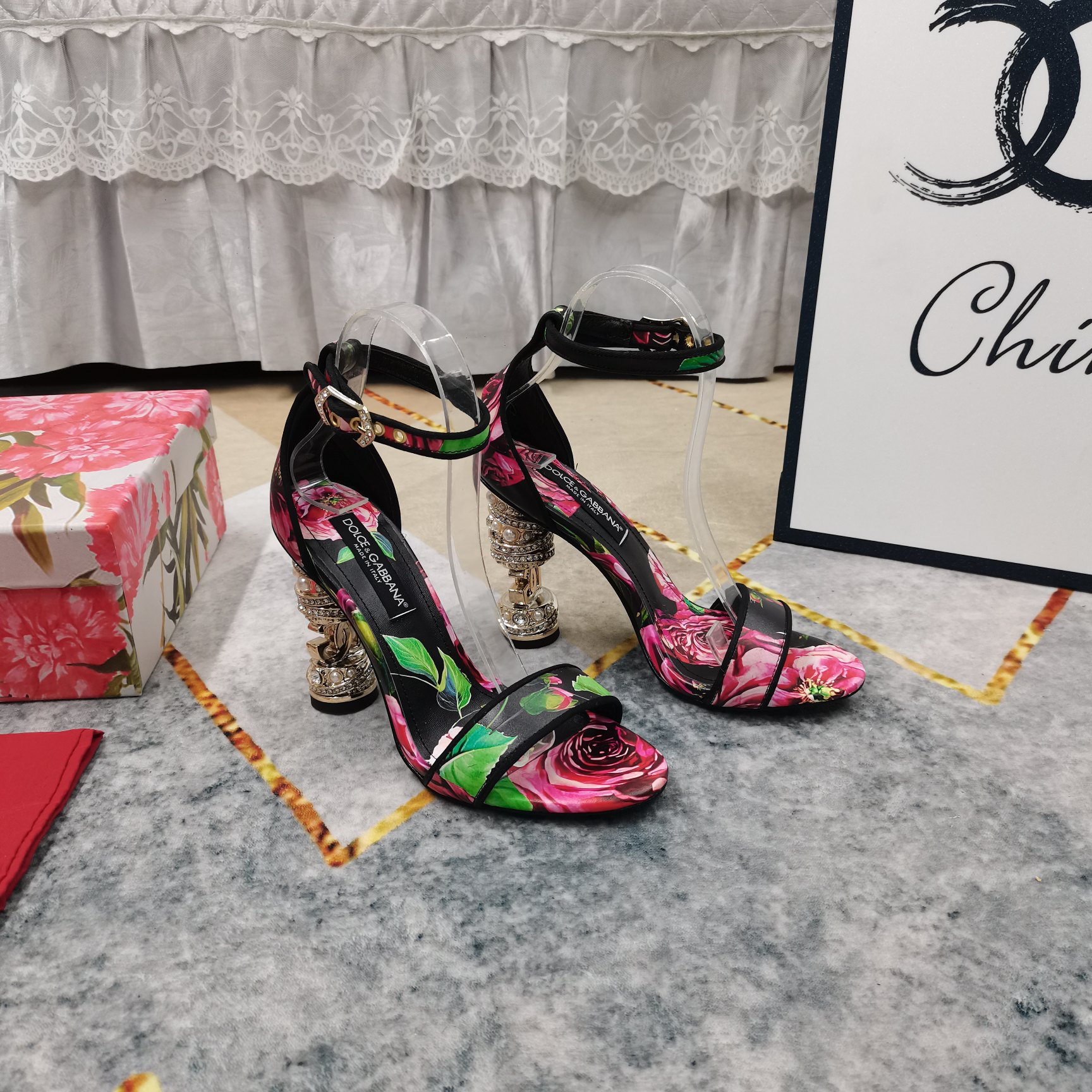 NO:259397,New - DG·Top High-level Version 2025 New DG Rhinestone Pearl Heel Sandals Perfect Details Handling Fitting Sheepskin (fine texture) Extremely Perfect Replica 1 Imported Cowhide   3D Printing 2 Fitting Sheepskin 3 Soles AAA Grade Italian Black Leather Outsole 4Size34-43 (34 41 42 43 Customized No Return) 5 Heels Height 11cm 6Clour White Black, Sandals, christian louboutin, Dolce & Gabbana, sandals, cowhide, sheepskin, Leather Soles19860909上新-DG·顶级高版本 2025新款DG水钻珍珠跟凉鞋 细节处理完美 垫脚羊皮（质感细腻） 极致完美复刻 1鞋面进口牛皮 3D打印 2垫脚羊皮 3鞋底AAA级意大利黑色真皮大底 4Size34-43（34 41 42 43订做不退换） 5跟高11cm 6Clour白色 黑色,凉鞋,christian louboutin,Dolce&Gabbana,sandals,cowhide,sheepskin,Leather soles,Women's Shoes