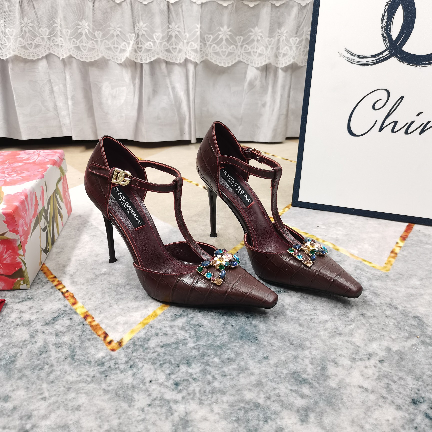 NO:259400,New - DG·Top High-Level 2025 New DG Rhinestone Trim Stylish High Heel Sandals Details Perfect Fitting Sheepskin (fine texture) AAA Grade YB Italian Black Leather Outsole Extremely Perfect Replica 1 Imported Stone Pattern Cowhide/Paper Leather Leather 2 Stud Sheepskin 3 Soles AAA Grade Original Leather Outsole 4 Heels 10.5cm 5Clour6 Color Input 6Size34-43 (34 41 42 43 Custom made no return or exchange), Sandals, christian louboutin, Dolce & Gabbana, sandals, cowhide, sheepskin, Leather soles19860909上新-DG·顶级高版本 2025新款DG水钻饰扣细高跟凉鞋 细节处理完美 垫脚羊皮（质感细腻） AAA级YB意大利黑色真皮大底 极致完美复刻 1鞋面进口石头纹牛皮/漆皮 2垫脚羊皮 3鞋底AAA级原版真皮大底 4跟高10.5cm 5Clour6色入 6Size34-43（34 41 42 43订做不退换）,凉鞋,christian louboutin,Dolce&Gabbana,sandals,cowhide,sheepskin,Leather soles,Women's Shoes