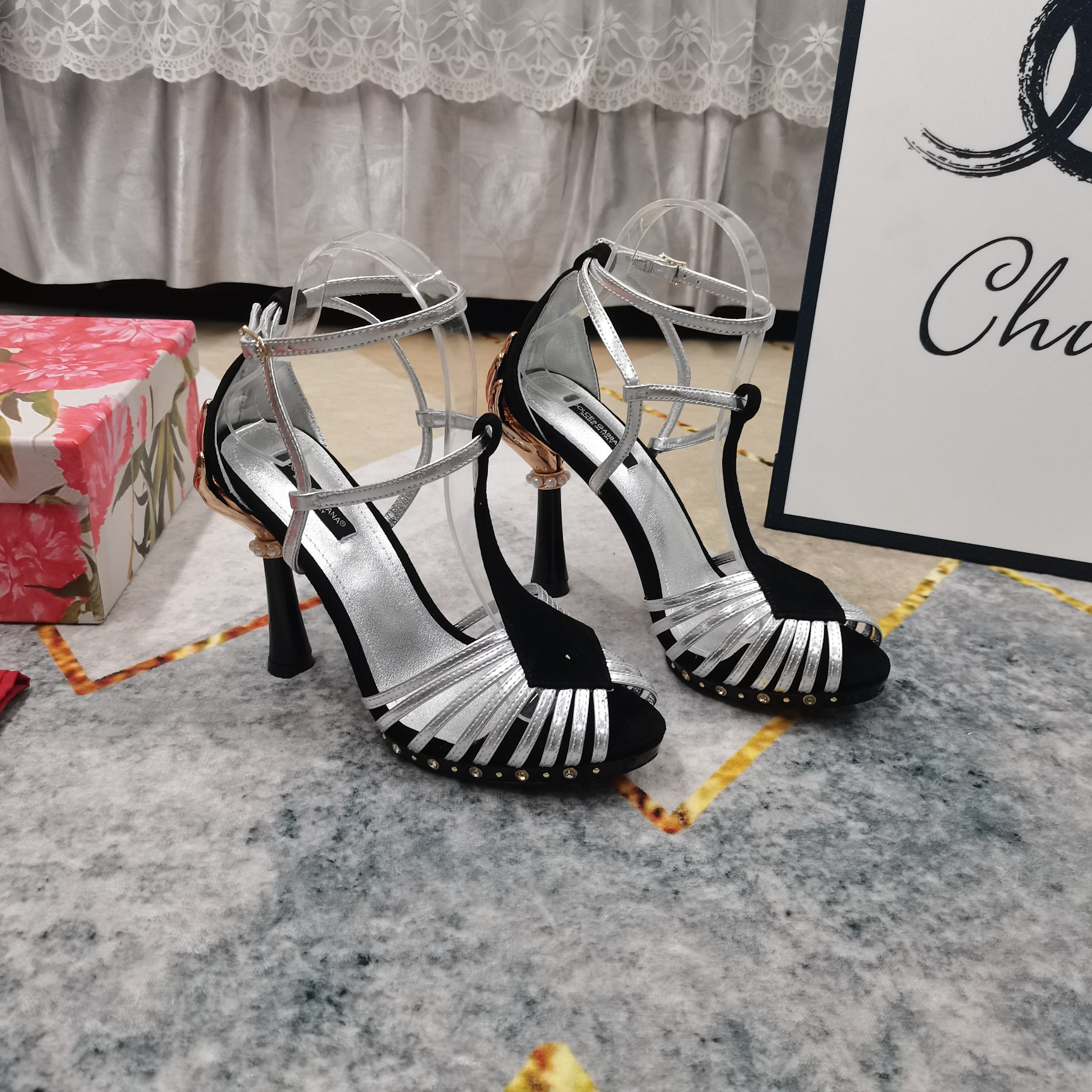 NO:259387,New - DG·Top High-level Classic Sandals Details Perfectly processed Inner/Foot-up Sheepskin (fine texture) Italian leather outsole Extremely perfect replica 1 imported cowhide 2 Soles AAA grade Italian leather outsole 3 Clour gold silver Gun color 4 Size34-43 (34 41 42 43 Custom made without return) (express shipping required), sandals, christian louboutin, Dolce & Gabbana, sandals, cowhide, sheepskin, Leather soles19860909上新—DG·顶级高版本经典款凉鞋 细节处理完美 内里/垫脚羊皮（质感细腻） 意大利真皮大底 极致完美复刻 1面料进口牛皮 2鞋底AAA级意大利真皮大底 3 Clour金色 银色 枪色 4 Size34-43（34 41 42 43订做不退换）（需快递运费）,凉鞋,christian louboutin,Dolce&Gabbana,sandals,cowhide,sheepskin,Leather soles,Women's Shoes