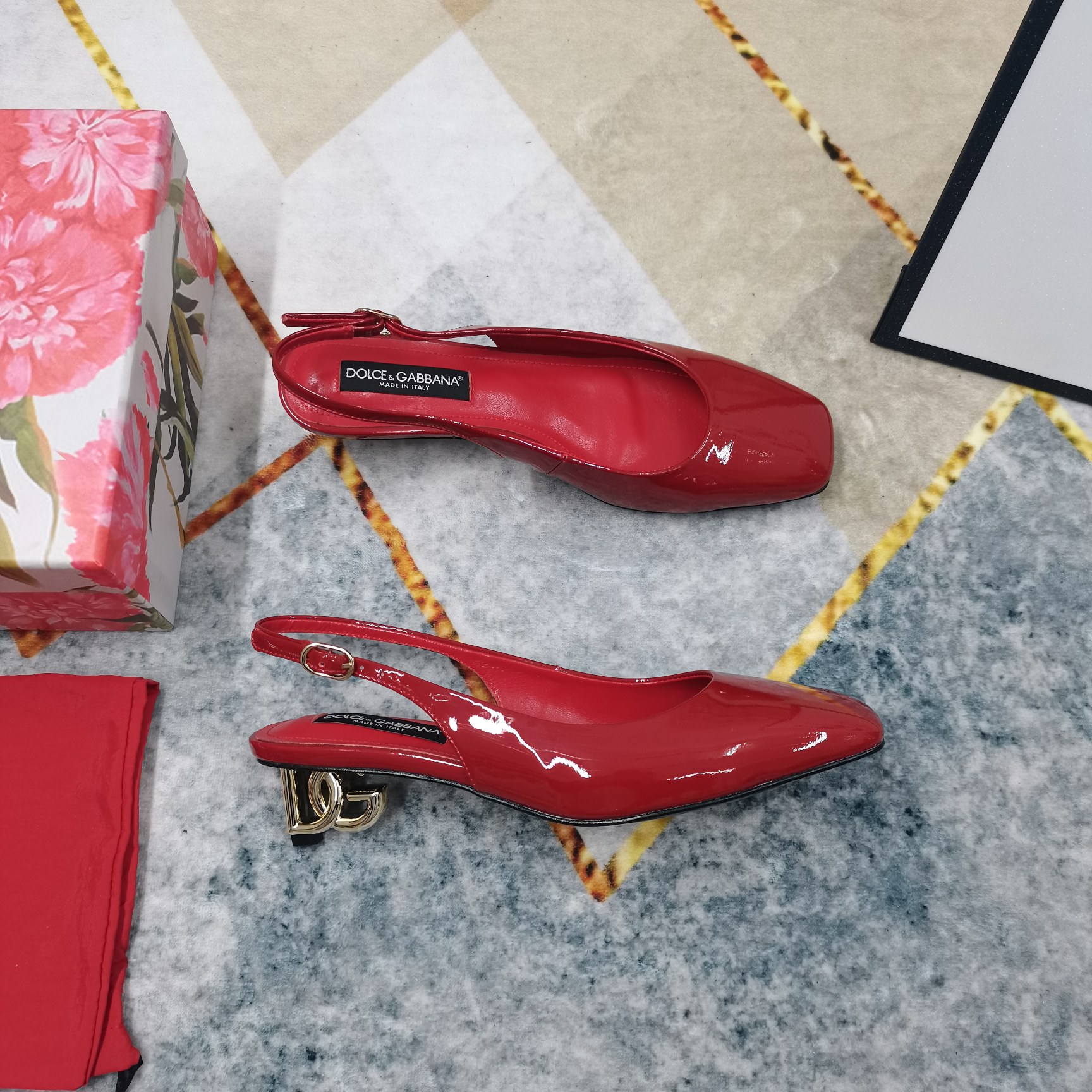 NO:259388,New - DG·top high-end version The official website synchronizes the new DG mandarin duck heel bag sandals Original 1:1 mold opening Correct version Correct details Details Perfect details Fixed footbed sheepskin (fine texture) Extremely perfect replica Quality welcome comparison 1 imported cowhide patent leather 2 footbed sheepskin 3 soles AAA grade Italian black leather outsole 4Size34-43 (34 41 42 43 customized non-return) 5 heel height 4.5cm 6Clour 6 color inlet, sandals, christian louboutin, Dolce & Gabbana, sandals, cowhide, sheepskin, Leather soles19860909上新-DG·顶级高版本 官网同步新款DG鸳鸯跟包头凉鞋 原版1:1开模 正确版型正确细节 细节处理完美 垫脚羊皮（质感细腻） 极致完美复刻 品质欢迎对比较 1鞋面进口牛皮漆皮 2垫脚羊皮 3鞋底AAA级意大利黑色真皮大底 4Size34-43（34 41 42 43订做不退换） 5跟高4.5cm 6Clour6色入,凉鞋,christian louboutin,Dolce&Gabbana,sandals,cowhide,sheepskin,Leather soles,Women's Shoes