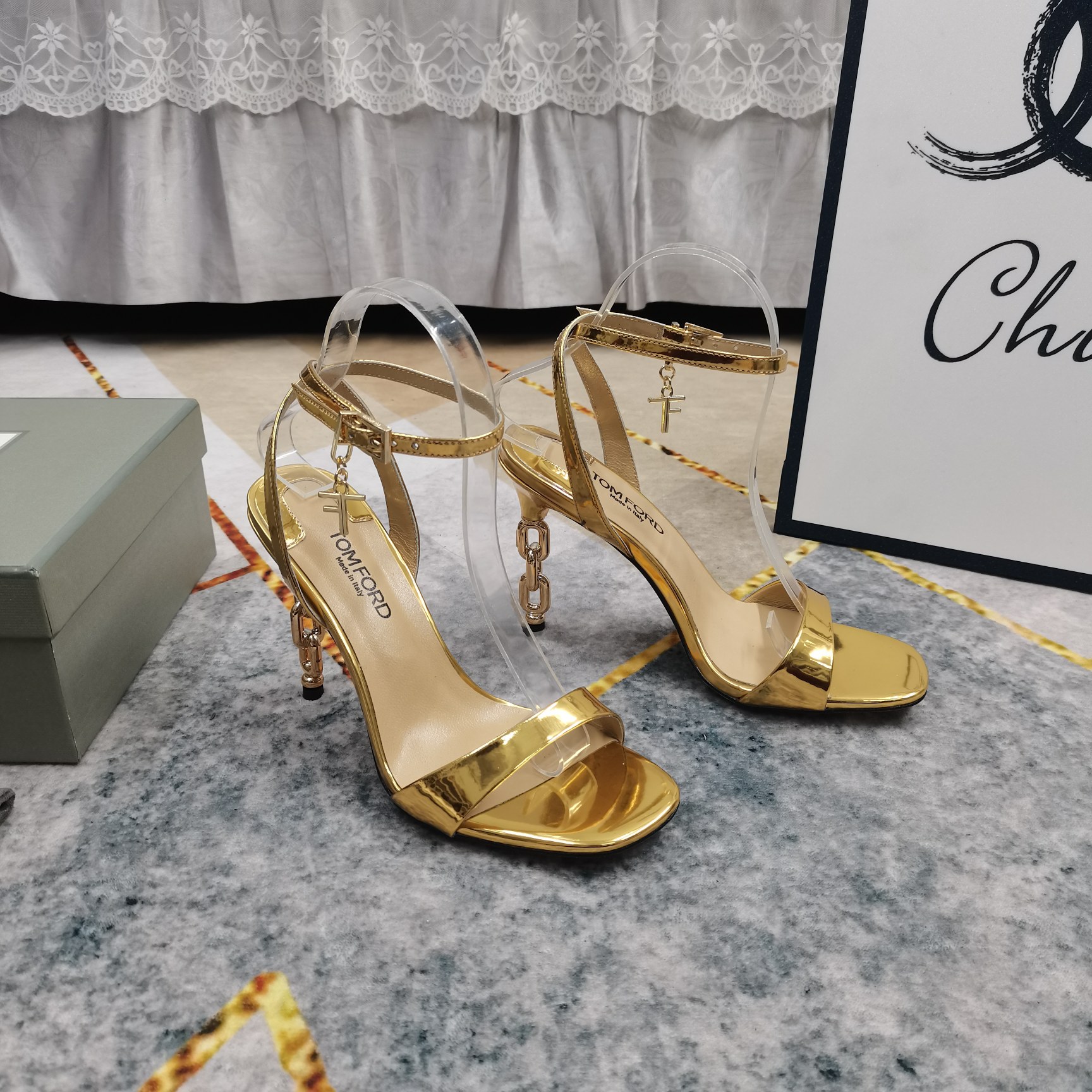 NO:255709,New - TOM FORD Top High-Level 2025 New Chain Heel Lock Sandals Perfect Details Handling Fitting Sheepskin (fine texture) AAA Grade YB Italian Leather Outsole Extremely Perfect Replica 1 Imported Metal Patent Leather 2 Studding Sheepskin 3 Soles AAA Grade Original Leather Outsole 4 Heels 10.5cm 5Clour Green Black Burgundy Gold Silver 6Size34-43 (34 41 42 43 Customized No Returns and Exchanges), High Heels Sandals, christian louboutin,tom ford, sandals, high heels, sheepskin, Leather Soles19860909上新-TOM FORD顶级高版本 2025新款链条跟锁扣凉鞋 细节处理完美 垫脚羊皮（质感细腻） AAA级YB意大利真皮大底 极致完美复刻 1鞋面进口金属漆皮 2垫脚羊皮 3鞋底AAA级原版真皮大底 4跟高10.5cm 5Clour绿色 黑色 酒红色 金色 银色 6Size34-43（34 41 42 43订做不退换）,高跟鞋凉鞋,christian louboutin,tom ford,sandals,high heels,sheepskin,Leather soles,Women's Shoes