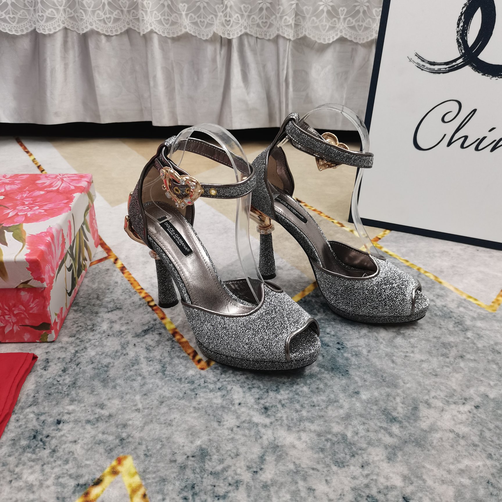 NO:255668,New - DG·Top High-level Version 2025 official website synchronized new luxury high-heeled sandals, perfect details processing, footbed sheepskin (fine texture) Italian leather outsole 1 upper YB consistent fabric 2 footbed imported sheepskin 3 soles AAA grade Italian leather outsole 4Size34-43 (34 41 42 43 customized non-return) 5 heel height 11cm 6Clour black gold silver red blue green, high heels sandals, christian louboutin, Dolce & Gabbana, sandals, high heels, sheepskin, Leather soles19860909上新-DG·顶级高版本 2025官网同步新款奢华高跟凉鞋 细节处理完美 垫脚羊皮（质感细腻） 意大利真皮大底 1鞋面YB一致面料 2垫脚进口羊皮 3鞋底AAA级意大利真皮大底 4Size34-43（34 41 42 43订做不退换） 5跟高11cm 6Clour黑色 金色 银色 红色 蓝色 绿色,高跟鞋凉鞋,christian louboutin,Dolce&Gabbana,sandals,high heels,sheepskin,Leather soles,Women's Shoes