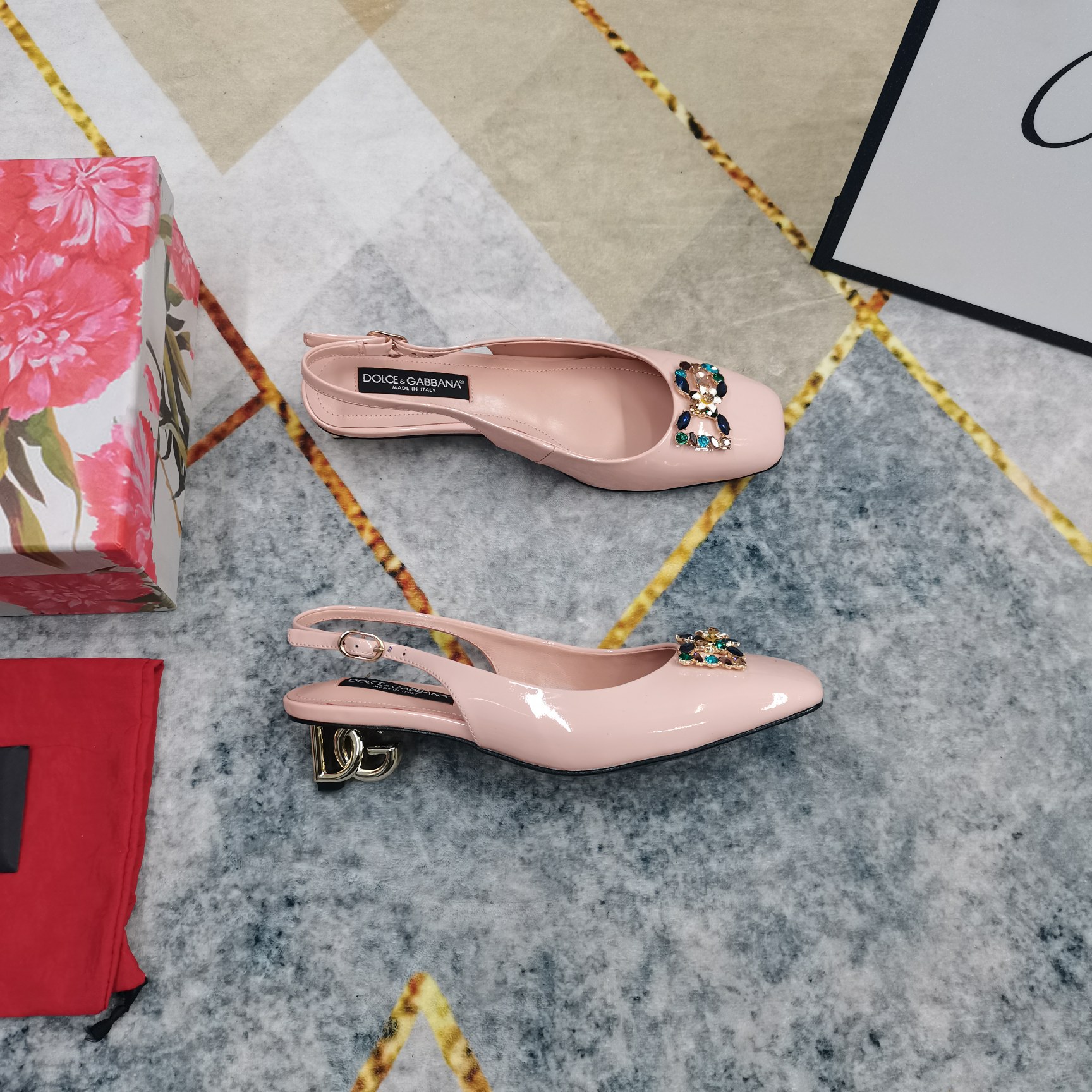 NO:259393,New - DG·Top High-level Version 2025 New DG Rhinestone Trim Decoration Sandals Details Perfect Fitting Sheepskin (fine texture) Extremely Perfect Replica Quality Welcome to Comparison 1 Imported Cowhide Patent Leather 2 Fitting Sheepskin 3 Soles AAA Grade Italian Black Leather Outsole 4Size34-43 (34 41 42 43 Customized No Return) 5 Heel Height 4.5cm 6Clour5 Color Input, Sandals, christian louboutin, Dolce & Gabbana, sandals, cowhide, sheepskin, Leather Soles19860909上新-DG·顶级高版本 2025新款DG水钻饰扣装饰包头凉鞋 细节处理完美 垫脚羊皮（质感细腻） 极致完美复刻 品质欢迎对比较 1鞋面进口牛皮漆皮 2垫脚羊皮 3鞋底AAA级意大利黑色真皮大底 4Size34-43（34 41 42 43订做不退换） 5跟高4.5cm 6Clour5色入,凉鞋,christian louboutin,Dolce&Gabbana,sandals,cowhide,sheepskin,Leather soles,Women's Shoes