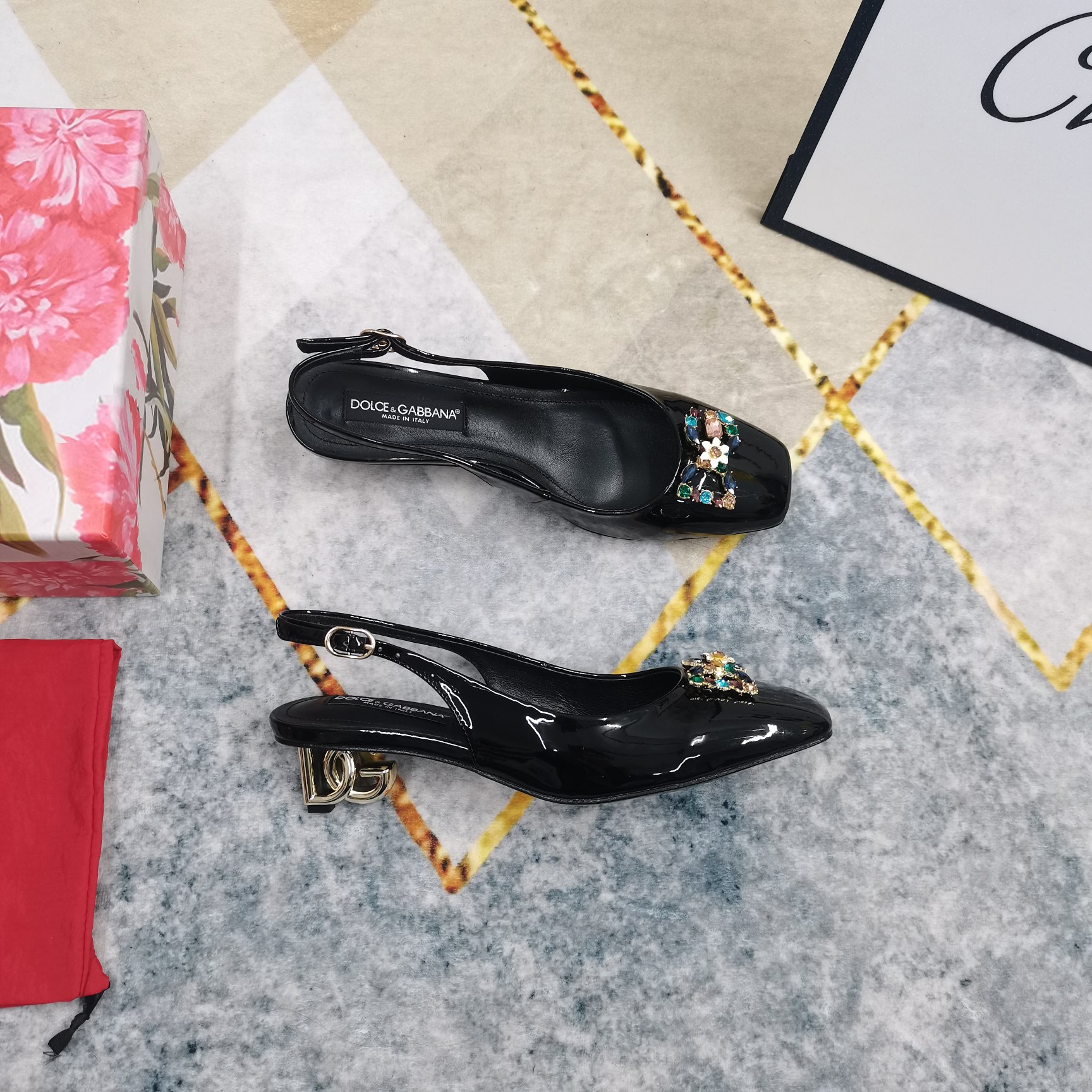 NO:259377,New - DG·Top High-level Version 2025 New DG Rhinestone Trim Decoration Sandals Details Perfect Fitting Sheepskin (fine texture) Extremely Perfect Replica Quality Welcome to Compare 1 Imported Cowhide Patent Leather 2 Fitting Sheepskin 3 Soles AAA Grade Italian Black Leather Outsole 4Size34-43 (34 41 42 43 Customized No Return) 5 Heel Height 4.5cm 6Clour⑤ Color Insert, Sandals, christian louboutin, Dolce & Gabbana, sandals, cowhide, sheepskin, Leather Soles19860909上新-DG·顶级高版本 2025新款DG水钻饰扣装饰包头凉鞋 细节处理完美 垫脚羊皮（质感细腻） 极致完美复刻 品质欢迎对比较 1鞋面进口牛皮漆皮 2垫脚羊皮 3鞋底AAA级意大利黑色真皮大底 4Size34-43（34 41 42 43订做不退换） 5跟高4.5cm 6Clour⑤色入,凉鞋,christian louboutin,Dolce&Gabbana,sandals,cowhide,sheepskin,Leather soles,Women's Shoes