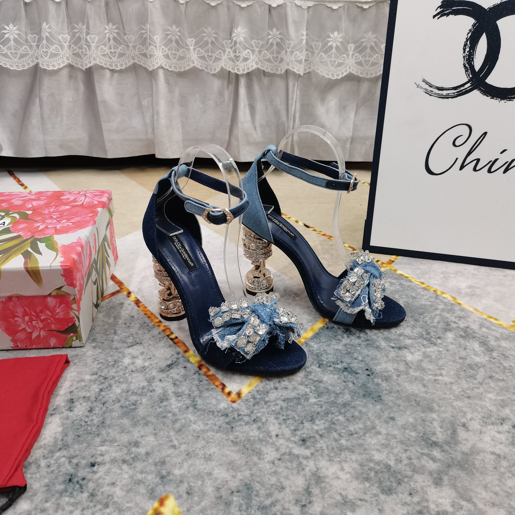 NO:260447,New - DG·Top High-level Version 2025 New DG Rhinestone Pearl Heel Denim Sandals Perfect Details Handled Fitting Sheepskin (fine texture) Extremely Perfect Replica 1 Imported Upper Denim   Pure Handmade Rhinestone Beads 2 Fitting Sheepskin 3 Soles AAA Grade Italian Leather Sole 4Size34-43 (34 41 42 43 Customized No Return) 5 Heels 11cm, High Heels, Dolce & Gabbana, sandals, high heels, sheepskin, Leather Soles19860909上新-DG·顶级高版本 2025新款DG水钻珍珠跟牛仔布凉鞋 细节处理完美 垫脚羊皮（质感细腻） 极致完美复刻 1鞋面进口牛仔布 纯手工水钻串珠 2垫脚羊皮 3鞋底AAA级意大利真皮大底 4Size34-43（34 41 42 43订做不退换） 5跟高11cm,高跟鞋,Dolce&Gabbana,sandals,high heels,sheepskin,Leather soles,Women's Shoes