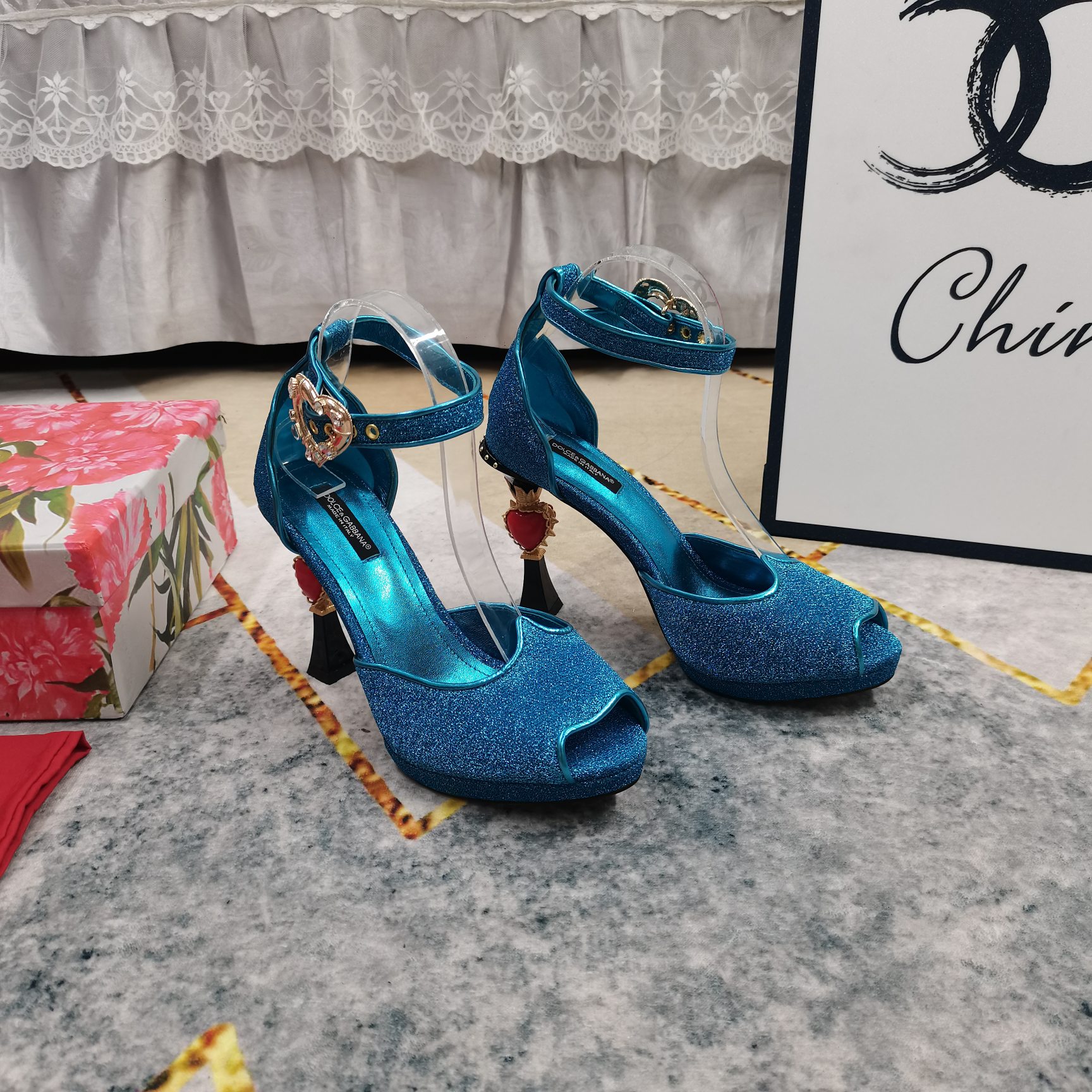 NO:260449,New - DG·Top High-Level 2025 New Luxury Rose Heels High Heels Sandals Details Perfectly processed Floor-pad sheepskin (fine texture) Italian leather outsole 1 upper YB consistent fabric 2 imported sheepskin 3 soles AAA grade Italian leather outsole 4Size34-43 (34 41 42 43 customized non-return) 5 heels 11cm 6Clour6 color inlet, high heels, christian louboutin, Dolce & Gabbana, sandals, high heels, sheepskin, Leather soles19860909上新-DG·顶级高版本 2025新款奢华玫瑰跟高跟凉鞋 细节处理完美 垫脚羊皮（质感细腻） 意大利真皮大底 1鞋面YB一致面料 2垫脚进口羊皮 3鞋底AAA级意大利真皮大底 4Size34-43（34 41 42 43订做不退换） 5跟高11cm 6Clour6色入,高跟鞋,christian louboutin,Dolce&Gabbana,sandals,high heels,sheepskin,Leather soles,Women's Shoes