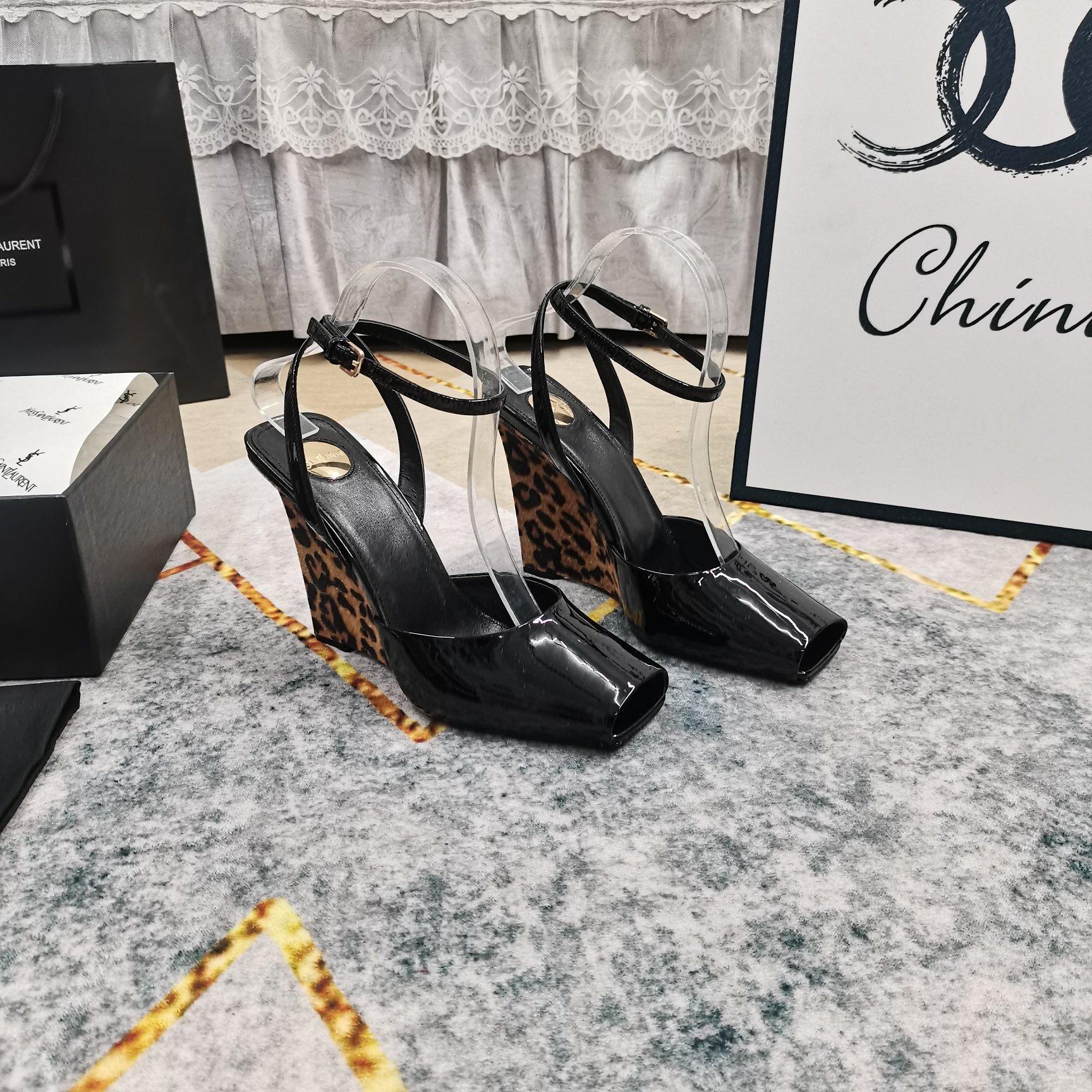 NO:240713,New - YSL·Top High-level Version 2025 Official Website Synchronized New Heel Fish Mouth Sandals Details Perfect Fitting Sheepskin (fine texture) Italian black leather outsole Extremely Perfect Replica 1 Imported Silk/Paper Leather Leather 2 Imported Sheepskin 3 Sole YB Black Leather Outsole 4Size34-43 (34 41 42 43 Customized No Return) 5 Heels High 11cm 6Clour⑦ Color Input, High Heels Sandals, christian louboutin, saint laurent, sandals, high heels, sheepskin, real silk, Leather soles19860909上新—YSL·顶级高版本 2025官网同步新款坡跟鱼嘴凉鞋 细节处理完美 垫脚羊皮（质感细腻） 意大利黑色真皮大底 极致完美复刻 1鞋面进口真丝/漆皮 2垫脚进口羊皮 3鞋底YB黑色真皮大底 4Size34-43（34 41 42 43订做不退换） 5跟高11cm 6Clour⑦色入,高跟鞋凉鞋,christian louboutin,saint laurent,sandals,high heels,sheepskin,real silk,Leather soles,Women's Shoes