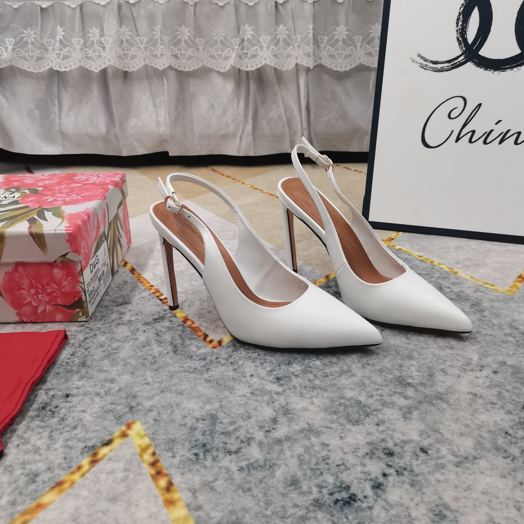 NO:240730,New - DG·Top High-level Version 2025 official website synchronized the new DG heart-shaped buckle decorative high-heel sandals. Details are perfectly processed. Floating sheepskin (fine texture) AAA grade YB consistent Italian leather outsole. Extremely perfect replica. 1 imported cowhide upper 2 footbed sheepskin 3 soles AAA grade original consistent leather outsole. 4 heels height 11cm 5Clour⑤ color entry 6Size34-43 (34 41 42 43 customized non-return and exchange), high heels sandals, christian louboutin, Dolce & Gabbana, sandals, high heels, cowhide, sheepskin, Leather soles19860909上新-DG·顶级高版本 2025官网同步新款DG心形扣装饰高跟凉鞋 细节处理完美 垫脚羊皮（质感细腻） AAA级YB一致意大利真皮大底 极致完美复刻 1鞋面进口牛皮 2垫脚羊皮 3鞋底AAA级原版一致真皮大底 4跟高11cm 5Clour⑤色入 6Size34-43（34 41 42 43订做不退换）,高跟鞋凉鞋,christian louboutin,Dolce&Gabbana,sandals,high heels,cowhide,sheepskin,Leather soles,Women's Shoes