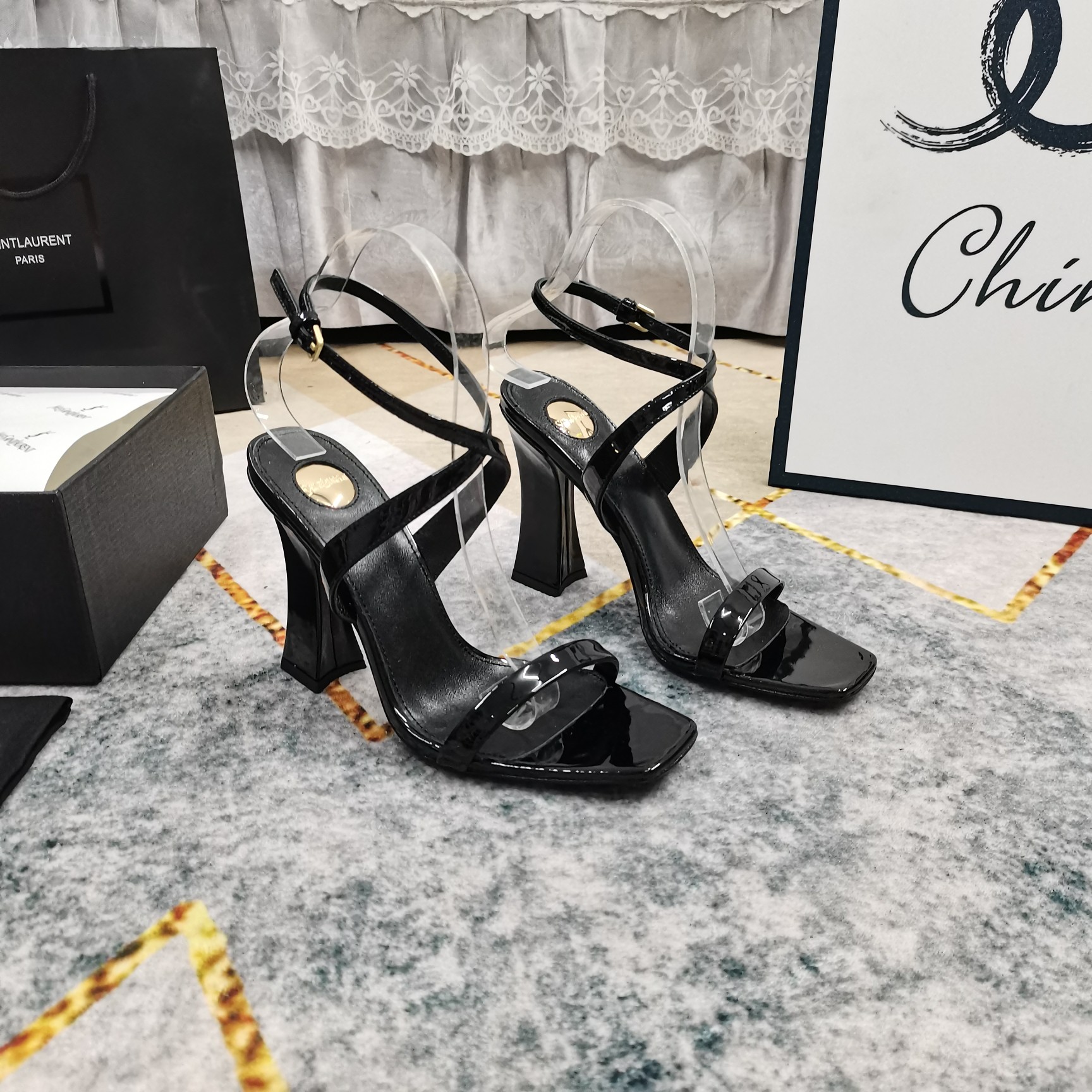 NO:265932,New - YSL·Top High-level Version 2025 official website synchronized the new wine glass thick-heeled sandals. Details are perfectly processed. Floor-pad sheepskin (fine texture) Italian black leather outsole. Extremely perfect replica. 1 imported patent leather upper. 2 imported sheepskin. 3 soles. YB black leather outsole. 4Size34-43 (34 41 42 43. Custom made without return) 5 heels. 11cm. 6Clour④ color-entry, high heels. christian louboutin, saint laurent, sandals, high heels. Sheepskin, Leather soles.19860909上新—YSL·顶级高版本 2025官网同步新款酒杯粗跟凉鞋 细节处理完美 垫脚羊皮（质感细腻） 意大利黑色真皮大底 极致完美复刻 1鞋面进口漆皮 2垫脚进口羊皮 3鞋底YB黑色真皮大底 4Size34-43（34 41 42 43订做不退换） 5跟高11cm 6Clour④色入,高跟鞋凉鞋,christian louboutin,saint laurent,sandals,high heels,sheepskin,Leather soles,Women's Shoes