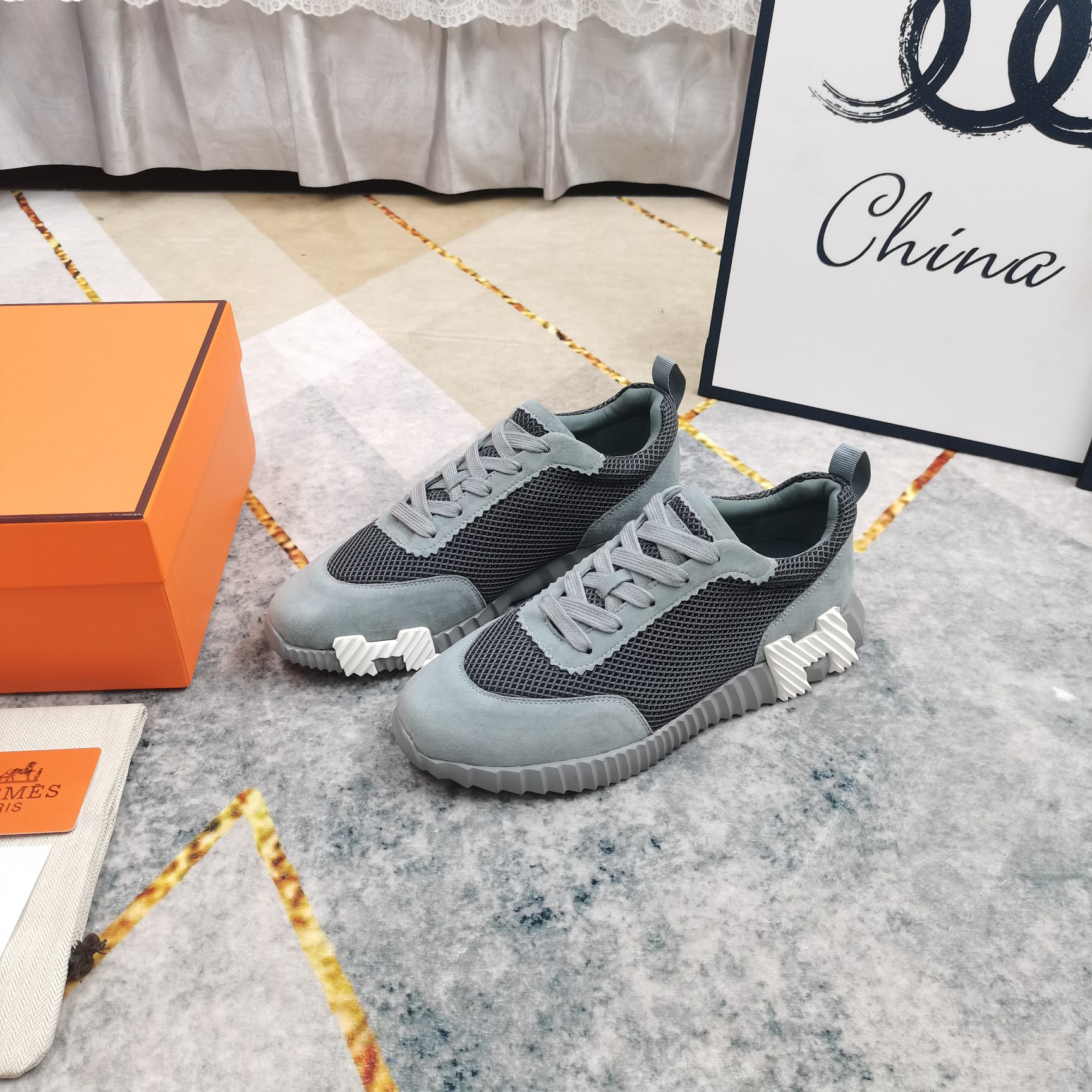 NO:265916,Upgraded version of women and men. New color matching shipment—HERMES·Low top casual shoes. Fabric imported diamond mesh splicing. Yangjing. Extra light IP material (skinned with cotton feet) Heel height 3.5cm. Size women 35-41 (41 customized) men 39-44 (45 customized), casual shoes/sports shoes, hermes, sneakers, sheep19860909升级版女男 新配色出货—HERMES·低帮休闲鞋 面料进口菱格网面拼接羊京 大底超轻IP材质（踩棉花脚感） 跟高3.5cm Size女35-41（41订做）男39-44（45订做）,休闲鞋/运动鞋,hermes,sneakers,sheep,Women's Shoes