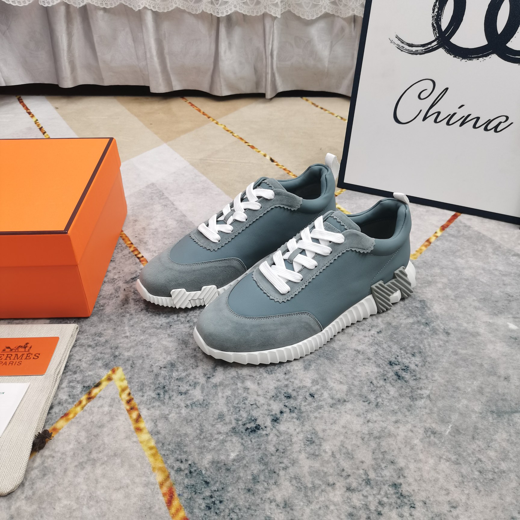 NO:265919,Upgraded version of women and men. New color delivery—HERMES·Low top casual shoes. Fabric imported cowhide splicing. Yangjing. Extra light IP material (skinned with cotton feet) Heel height 3.5cm. Size women's 35-41 (41 customized) men's 39-44 (45 customized), casual shoes/sports shoes, hermes, sneakers, cowhide, sheep19860909升级版女男 新配色出货—HERMES·低帮休闲鞋 面料进口牛皮拼接羊京 大底超轻IP材质（踩棉花脚感） 跟高3.5cm Size女35-41（41订做）男39-44（45订做）,休闲鞋/运动鞋,hermes,sneakers,cowhide,sheep,Women's Shoes