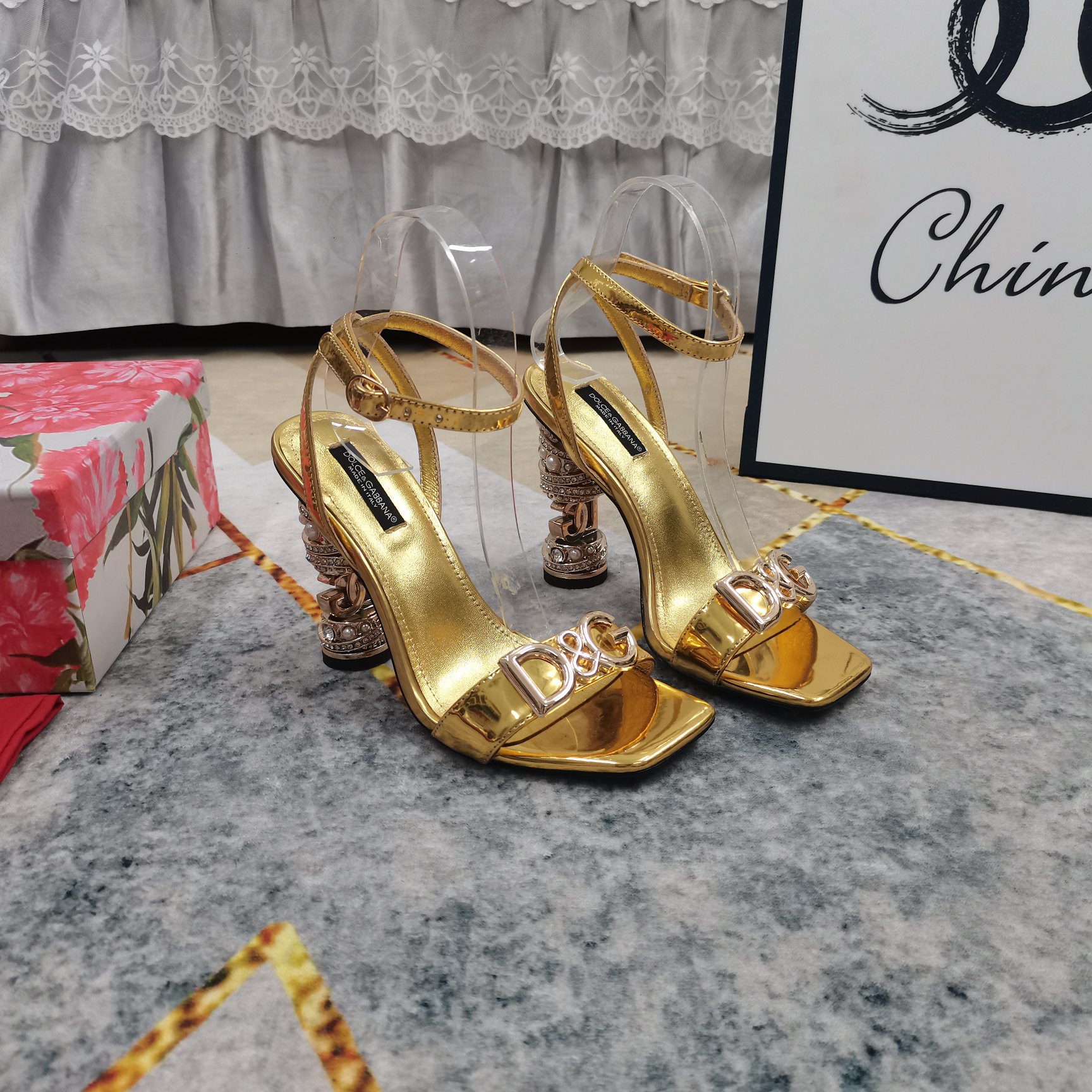 NO:265910,New - DG·Top High-Level 2025 New DG buckle decoration   pearl rhinestone heel heel sandals Perfect details Handling Flooring sheepskin (fine texture) Italian leather outsole 1 imported cowhide/paper leather 2 footrest sheepskin 3 soles AAA grade genuine leather outsole 4Size34-43 (34 41 42 43 customized non-return) 5 heel height 11cm 6Clour6 color inlet, high heels sandals, christian louboutin, Dolce & Gabbana, sandals, high heels, cowhide, sheepskin, Leather soles19860909上新-DG·顶级高版本 2025新款DG扣装饰 珍珠水钻跟高跟凉鞋 细节处理完美 垫脚羊皮（质感细腻） 意大利真皮大底 1鞋面进口牛皮/漆皮 2垫脚羊皮 3鞋底AAA级真皮大底 4Size34-43（34 41 42 43订做不退换） 5跟高11cm 6Clour6色入,高跟鞋凉鞋,christian louboutin,Dolce&Gabbana,sandals,high heels,cowhide,sheepskin,Leather soles,Women's Shoes