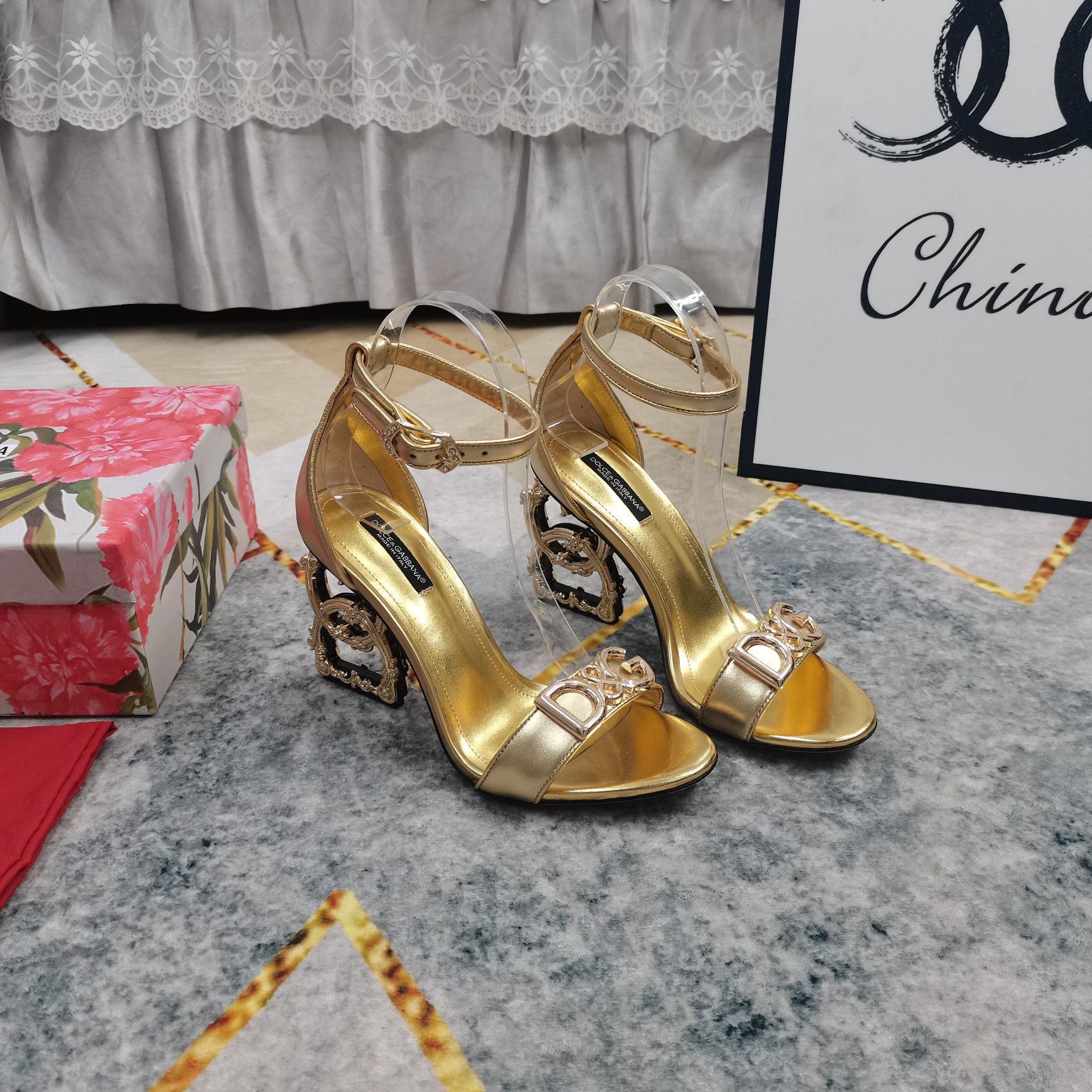 NO:265913,New version - D&G·Top High-level Version 2025 new DG heel   DG buckle decorative sandals shipped. Can this one be said to have achieved the essence?  !  Technically, we have achieved original heavy-duty construction! 1 imported cowhide fabric 2 imported sheepskin inside 3 soles AAA grade Italian leather outsole 4Clour 6 color 5Size34-43 (34 41 42 43 customized non-return and exchange), high heels sandals, christian louboutin, Dolce&Gabbana, Dolce&Gabbana, sandals, high heels, cowhide, sheepskin, Leather soles19860909上新—D&G·顶级高版本 2025新款DG跟 DG饰扣装饰凉鞋出货 我们这款可以说是做到了精髓？！ 技术上我们做到了原汁原味重工打造! 1面料进口牛皮 2内里进口羊皮 3鞋底AAA级意大利真皮大底 4Clour6色入 5Size34-43（34 41 42 43定做不退换）,高跟鞋凉鞋,christian louboutin,Dolce&Gabbana,Dolce&Gabbana,sandals,high heels,cowhide,sheepskin,Leather soles,Women's Shoes