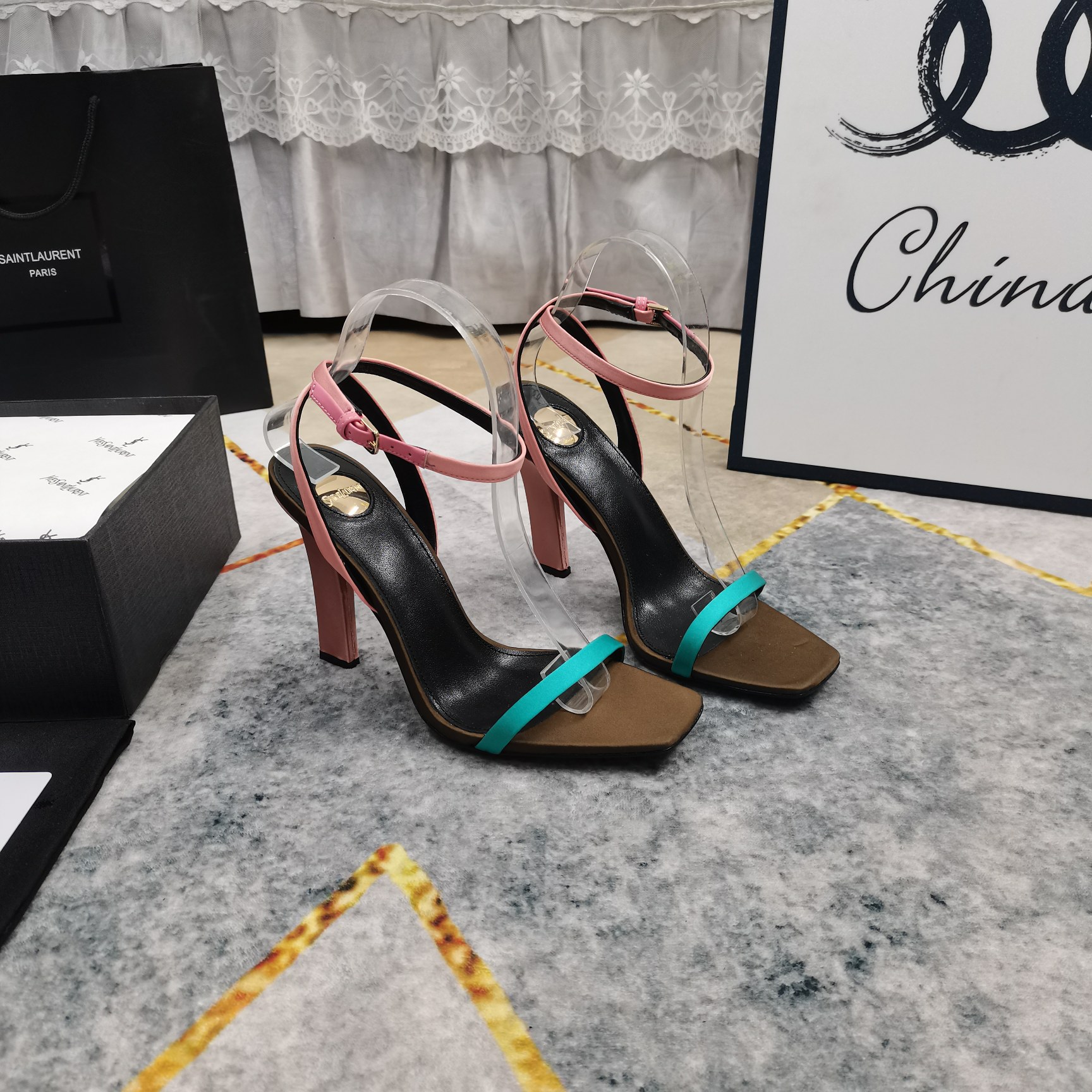 NO:266454,New - YSL·Top High-level Version 2025 Official Website Synchronized New Wine Glass Heels One-Strip Sandals Details Perfect Fitting Sheepskin (fine texture) Italian black leather outsole Extremely Perfect Replica 1 Imported Silk Upper 2 Imported Sheepskin 3 Soles YB Black Leather Outsole 4Size34-43 (34 41 42 43 Customized No Return) 5 Heels High 11cm 6Clour③ Color Insert, High Heels Sandals, christian louboutin, saint laurent, sandals, high heels, sheepskin, real silk, Leather soles19860909上新—YSL·顶级高版本 2025官网同步新款酒杯粗跟一字带凉鞋 细节处理完美 垫脚羊皮（质感细腻） 意大利黑色真皮大底 极致完美复刻 1鞋面进口真丝 2垫脚进口羊皮 3鞋底YB黑色真皮大底 4Size34-43（34 41 42 43订做不退换） 5跟高11cm 6Clour③色入,高跟鞋凉鞋,christian louboutin,saint laurent,sandals,high heels,sheepskin,real silk,Leather soles,Women's Shoes