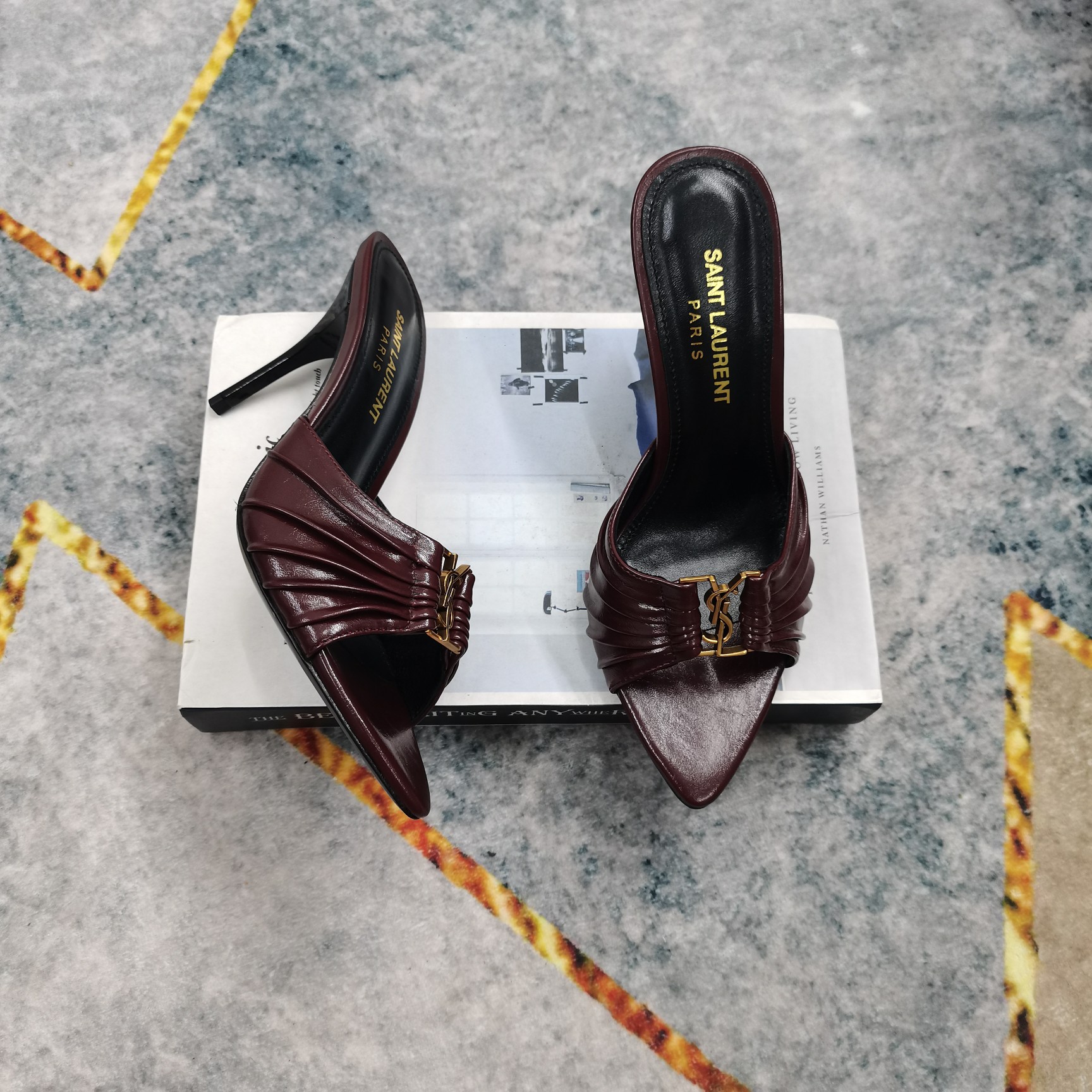 NO:407482,New colors - YSL letter logo buckle decorative slippers. Details are perfect. Floating sheepskin (fine texture) Italian black leather outsole. Extremely perfect replica. 1 imported cowhide. 2 footbed sheepskin. 3 soles. YB black leather outsole. 4Size35-41 (41 customized and non-return) 5Clour16 color inserts, high heels, saint laurent, high heels, slippers, cowhide, sheepskin, Leather soles.19860909新色上新—YSL字母logo扣装饰拖鞋 细节处理完美 垫脚羊皮（质感细腻） 意大利黑色真皮大底 极致完美复刻 1鞋面进口牛皮 2垫脚羊皮 3鞋底YB黑色真皮大底 4Size35-41（41订做不退换） 5Clour16色入,高跟鞋拖鞋,saint laurent,high heels,slippers,cowhide,sheepskin,Leather soles,Women's Shoes