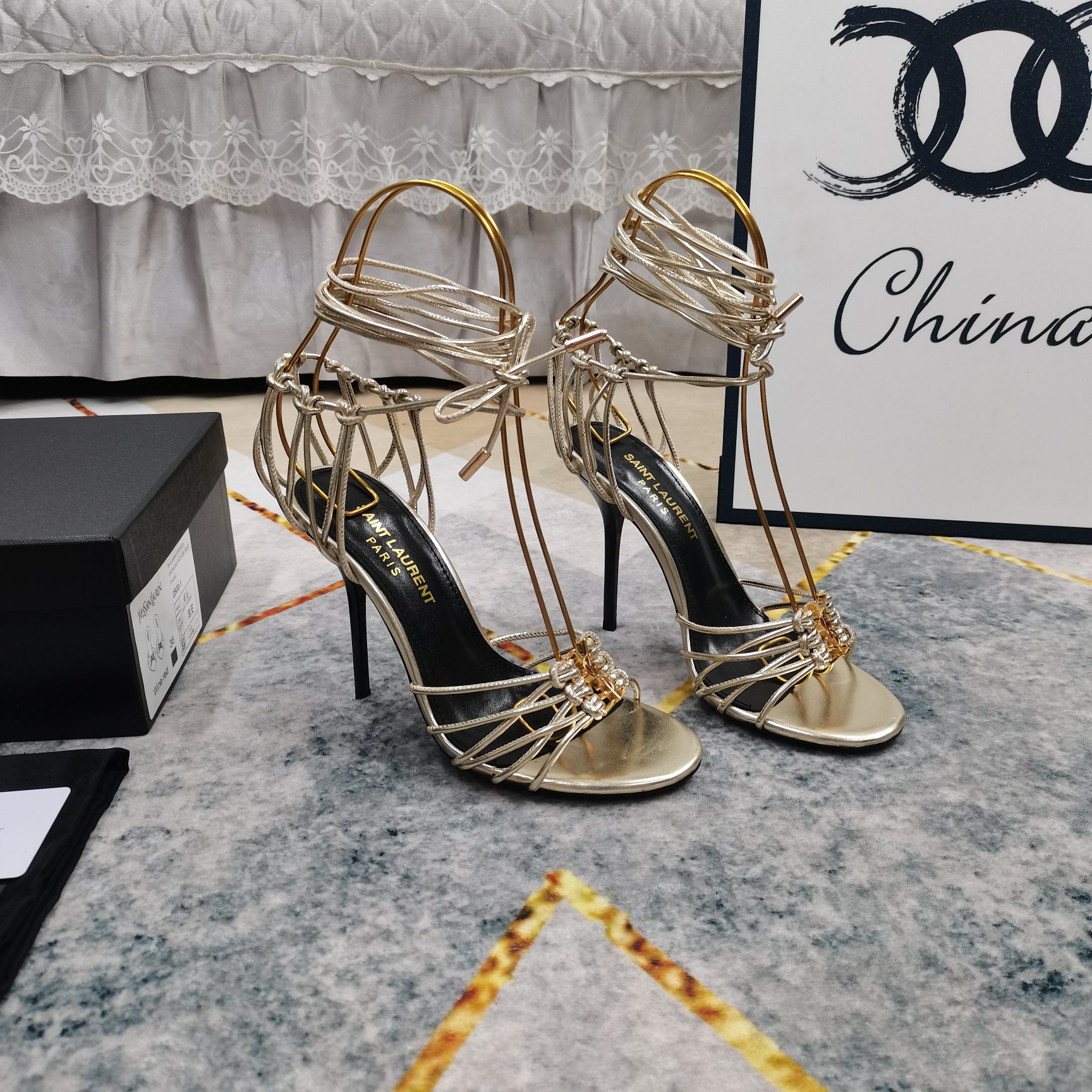 NO:814477,New color - YSL strappy high-heeled sandals with perfect details. Padded sheepskin (fine texture). Italian black leather outsole. Extremely perfect reproduction. 1. Upper imported cowhide. 2. Padded sheepskin. 3. Sole. Original black leather outsole. 4Size35-41 (41 made to order, non-returnable). 5. Heel height 10.5cm. 6Clour black, brown, off-white, red, brown, gold, sandals, saint.  laurent,sandals,cowhide,sheepskin,leather soles19860909新色上新—YSL绑带高跟凉鞋 细节处理完美 垫脚羊皮（质感细腻） 意大利黑色真皮大底 极致完美复刻 1鞋面进口牛皮 2垫脚羊皮 3鞋底原版黑色真皮大底 4Size35-41（41订做不退换） 5跟高10.5cm 6Clour黑色 咖色 米白色 红色 棕色 金色,凉鞋,saint laurent,sandals,cowhide,sheepskin,Leather soles,Women's Shoes