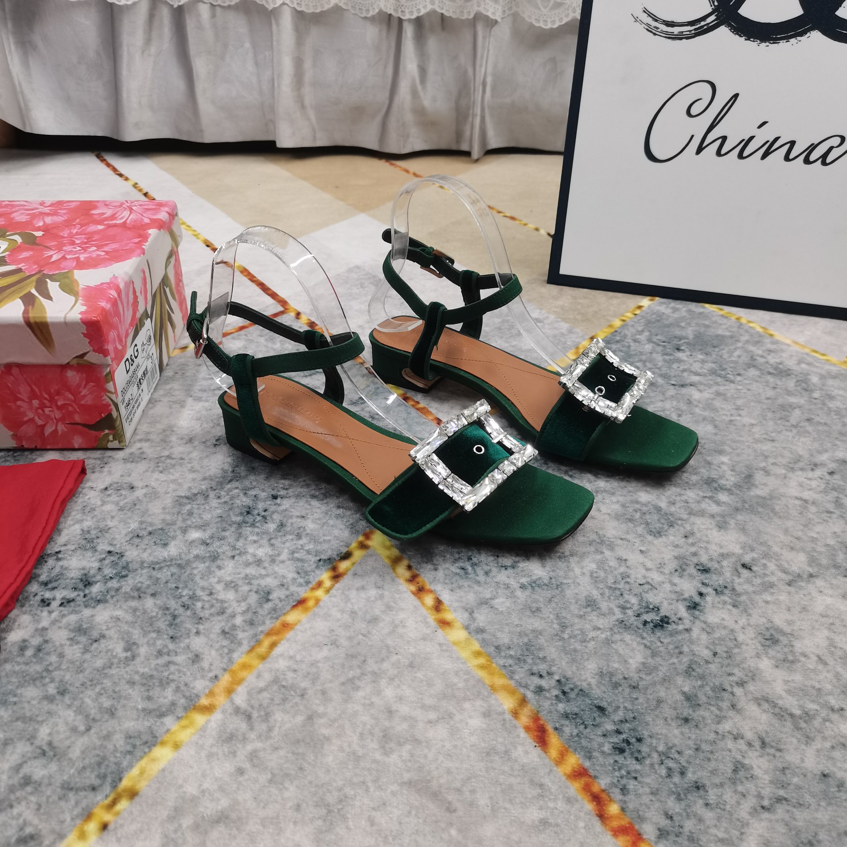 NO:382671,New - DG·Top High-level Version 2025 New Rhinestone Buckle Decorated Suede Flat Heel Sandals, Details are perfectly processed, Floating Sheepskin (fine texture) AAA-grade YB consistent Italian leather outsole, ultimate perfect replica 1 Imported velvet on the upper 2 Floating Sheepskin 3 Soles AAA-grade original consistent leather outsole 4 heel height 3cm 5Clour⑤ color entry 6Size34-43 (34 41 42 43 custom made no return), sandals, sandals, sheepskin, Leather soles19860909上新-DG·顶级高版本 2025新款水钻扣装饰绒面平跟凉鞋 细节处理完美 垫脚羊皮（质感细腻） AAA级YB一致意大利真皮大底 极致完美复刻 1鞋面进口天鹅绒 2垫脚羊皮 3鞋底AAA级原版一致真皮大底 4跟高3cm 5Clour⑤色入 6Size34-43（34 41 42 43订做不退换）,凉鞋,sandals,sheepskin,Leather soles,Women's Shoes