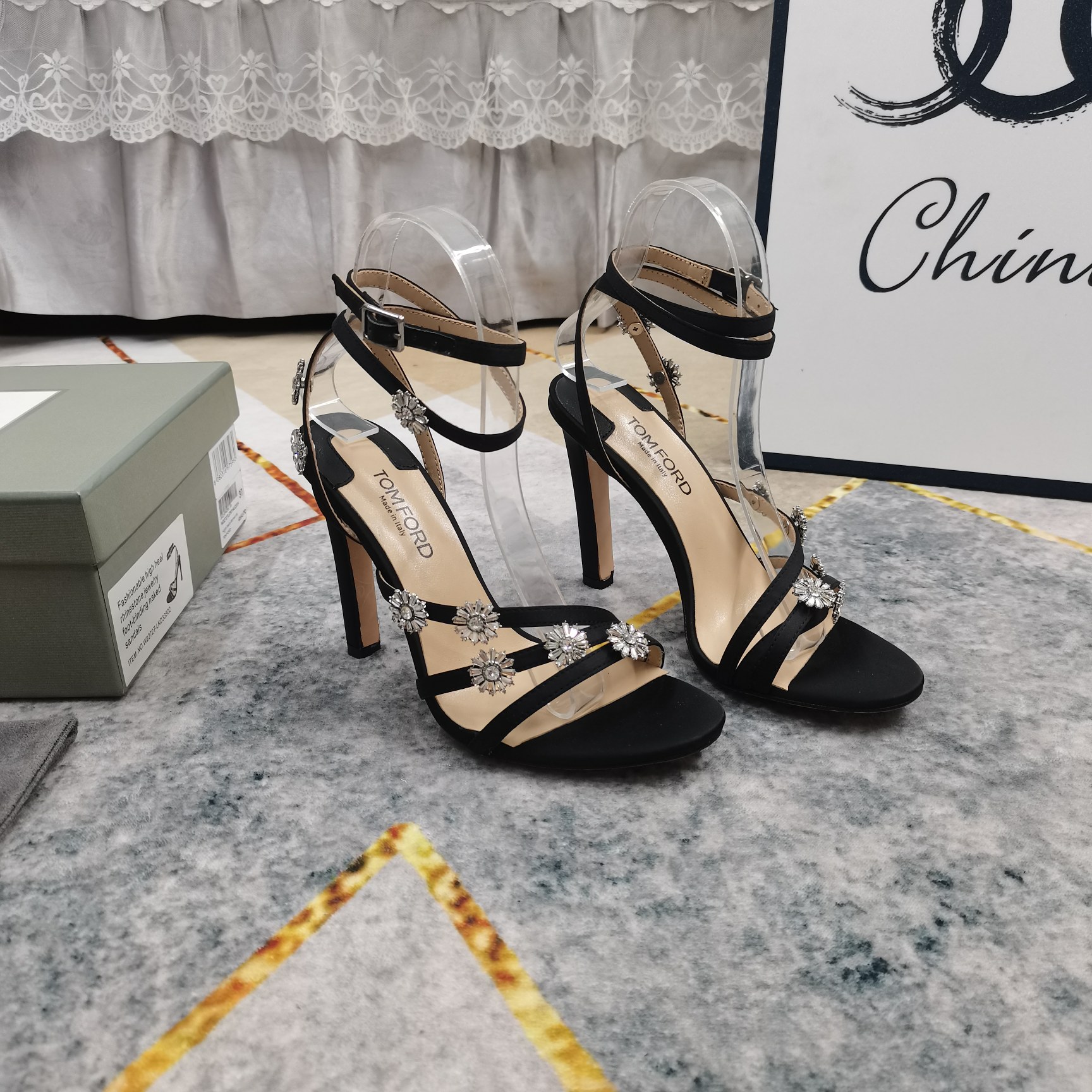 NO:382667,New - TOM FORD Top High-Level 2025 New Rhinestone Flower Decorated High Heel Sandals, Details are perfectly processed, Floor-pad sheepskin (fine texture) AAA-grade YB Italian leather outsole, ultimate perfect replica 1 imported silk upper 2 Floor-pad sheepskin 3 Soles AAA-grade original genuine leather outsole 4 heels height 11cm 5Clour⑥ color entry 6Size34-43 (34 41 42 43 custom made no return or exchange), High heels sandals, tom ford, sandals, high heels, sheepskin, real silk, Leather soles19860909上新-TOM FORD顶级高版本 2025新款水钻花朵装饰高跟凉鞋 细节处理完美 垫脚羊皮（质感细腻） AAA级YB意大利真皮大底 极致完美复刻 1鞋面进口真丝 2垫脚羊皮 3鞋底AAA级原版真皮大底 4跟高11cm 5Clour⑥色入 6Size34-43（34 41 42 43订做不退换）,高跟鞋凉鞋,tom ford,sandals,high heels,sheepskin,real silk,Leather soles,Women's Shoes