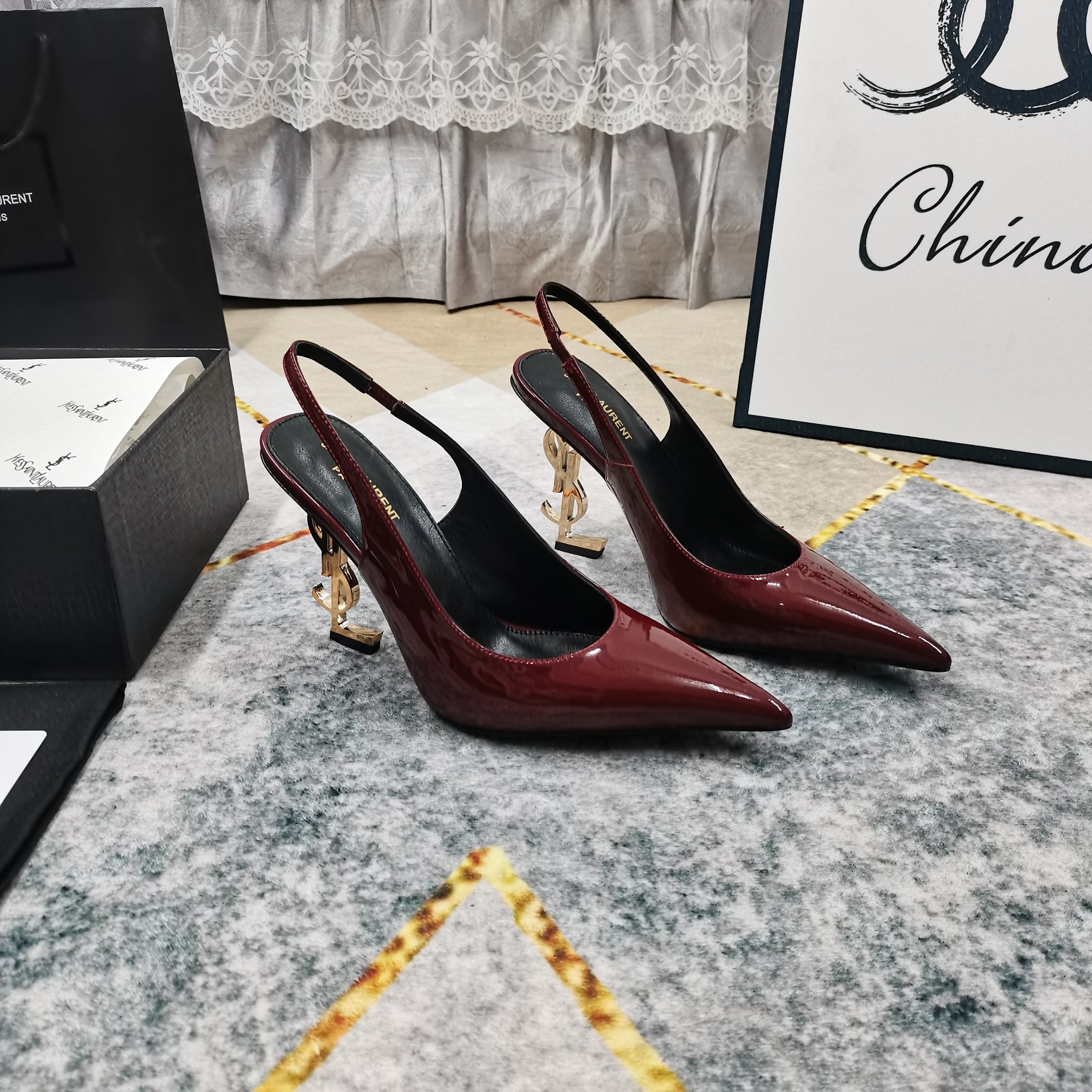 NO:382660,New - YSL·Top High-level Version The official website synchronizes the new logo letter heels high heels sandals. The details are perfect. Floor-pad sheepskin (fine texture) AAA grade Italian black leather outsole. The ultimate perfect replica. 1 imported beef patent leather upper. 2 imported sheepskin. 3 soles. YB black leather outsole. 4Size34-43 (34 41 42 43. Custom made without return) 5 heels. 10.5cm. 6Clour7 color. High heels. Sandals. saint laurent, sandals. High heels. Sheepskin. Leather soles.19860909上新—YSL·顶级高版本 官网同步新款logo字母跟高跟凉鞋 细节处理完美 垫脚羊皮（质感细腻） AAA级意大利黑色真皮大底 极致完美复刻 1鞋面进口牛漆皮 2垫脚进口羊皮 3鞋底YB黑色真皮大底 4Size34-43（34 41 42 43订做不退换） 5跟高10.5cm 6Clour7色入,高跟鞋凉鞋,saint laurent,sandals,high heels,sheepskin,Leather soles,Women's Shoes