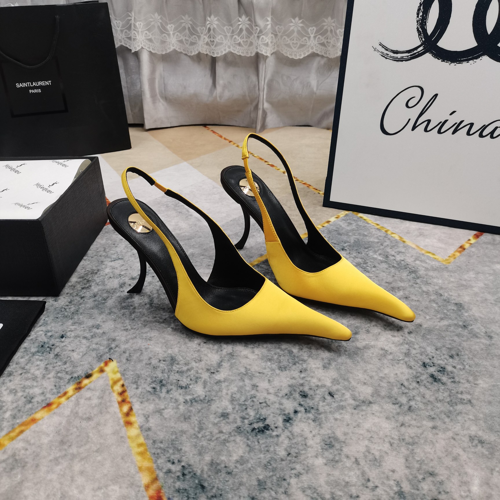 NO:405287,New - YSL·Top High-level Version 2025 official website synchronized the new style of fine wine glass heel high heel sandals. Details are perfectly processed. Floor-pad sheepskin (fine texture) AAA grade Italian black leather outsole. Extremely perfect replica. 1 upper imported beef patent leather/silk. 2 footbed imported sheepskin 3 soles YB black leather outsole. 4Size34-43 (34 41 42 43 customized without return) 5 heel height 10.5cm 6Clour14 color in, high heels sandals, saint laurent, sandals, high heels, sheepskin, real silk, Leather soles19860909上新—YSL·顶级高版本 2025官网同步新款细酒杯跟高跟凉鞋 细节处理完美 垫脚羊皮（质感细腻） AAA级意大利黑色真皮大底 极致完美复刻 1鞋面进口牛漆皮/真丝 2垫脚进口羊皮 3鞋底YB黑色真皮大底 4Size34-43（34 41 42 43订做不退换） 5跟高10.5cm 6Clour14色入,高跟鞋凉鞋,saint laurent,sandals,high heels,sheepskin,real silk,Leather soles,Women's Shoes