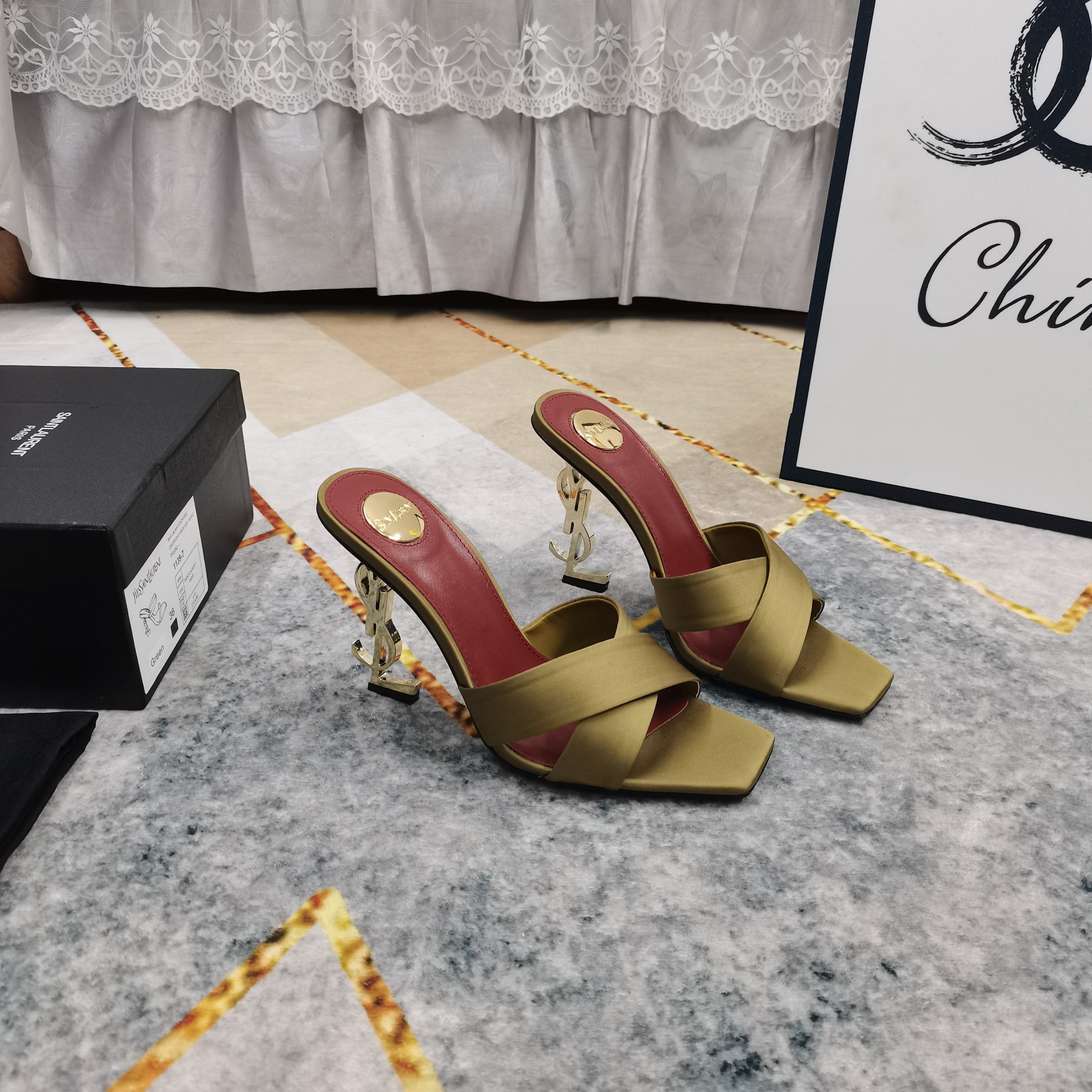 NO:405272,New color—YSL is available. The official website synchronizes the new brand letter heel slippers. The details are perfect. The footbed sheepskin (fine texture) AAA grade Italian black leather outsole. The ultimate perfect replica. 1 imported patent leather/silk. 2 imported sheepskin. 3 soles. AAA grade black leather outsole. 4Size34-43 (34 41 42 43. Custom made no return or exchange) 5 heels. 11cm high, high heels, slippers, sheepskin, real silk, Leather soles.19860909新色—YSL上新 官网同步新款品牌字母跟拖鞋 细节处理完美 垫脚羊皮（质感细腻） AAA级意大利黑色真皮大底 极致完美复刻 1鞋面进口漆皮/真丝 2垫脚进口羊皮 3鞋底AAA级黑色真皮大底 4Size34-43（34 41 42 43订做不退换） 5跟高11cm,高跟鞋拖鞋,saint laurent,high heels,slippers,sheepskin,real silk,Leather soles,Women's Shoes