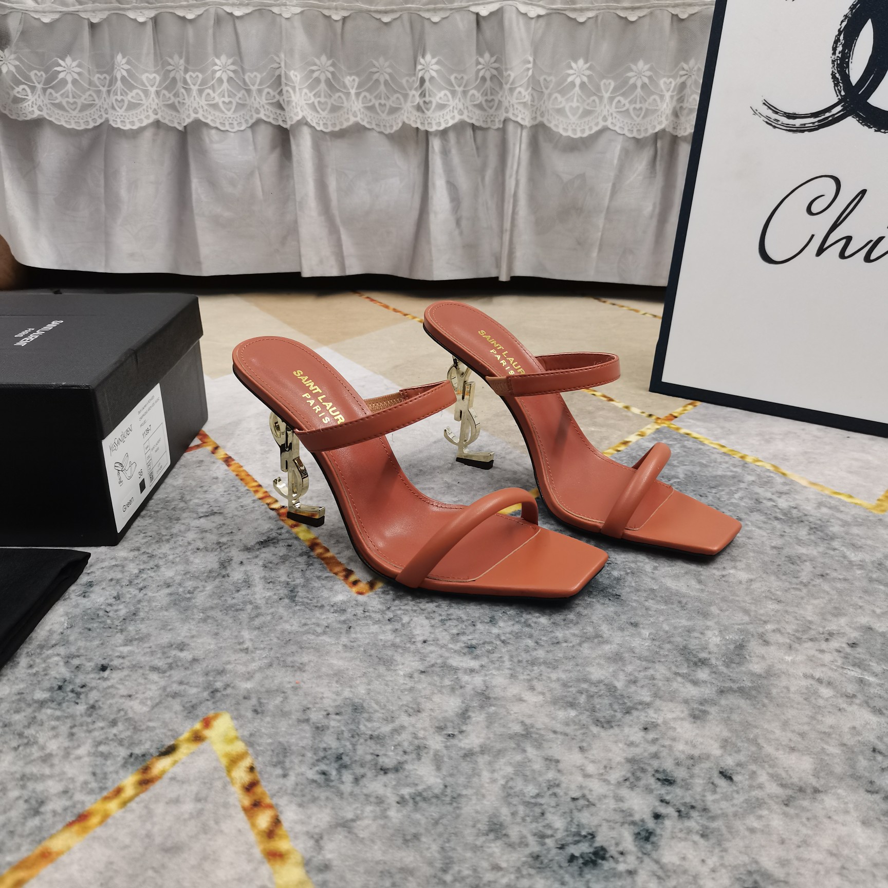 NO:405277,YSL--News 2025 official website synchronizes new brand letter heel slippers, details are perfectly processed, footbed sheepskin (fine texture) AAA grade Italian black leather outsole, ultimate perfect replica 1 imported cowhide/paper leather 2 imported sheepskin 3 soles AAA grade black leather outsole 4Size35-41 (41 customized, no return or exchange) 5 heel height 11cm 6Clour⑤ color insert, high heels, saint laurent, high heels, slippers, cowhide, sheepskin, Leather soles19860909YSL--上新 2025官网同步新款品牌字母跟拖鞋 细节处理完美 垫脚羊皮（质感细腻） AAA级意大利黑色真皮大底 极致完美复刻 1鞋面进口牛皮/漆皮 2垫脚进口羊皮 3鞋底AAA级黑色真皮大底 4Size35-41（41订做不退换） 5跟高11cm 6Clour⑤色入,高跟鞋拖鞋,saint laurent,high heels,slippers,cowhide,sheepskin,Leather soles,Women's Shoes