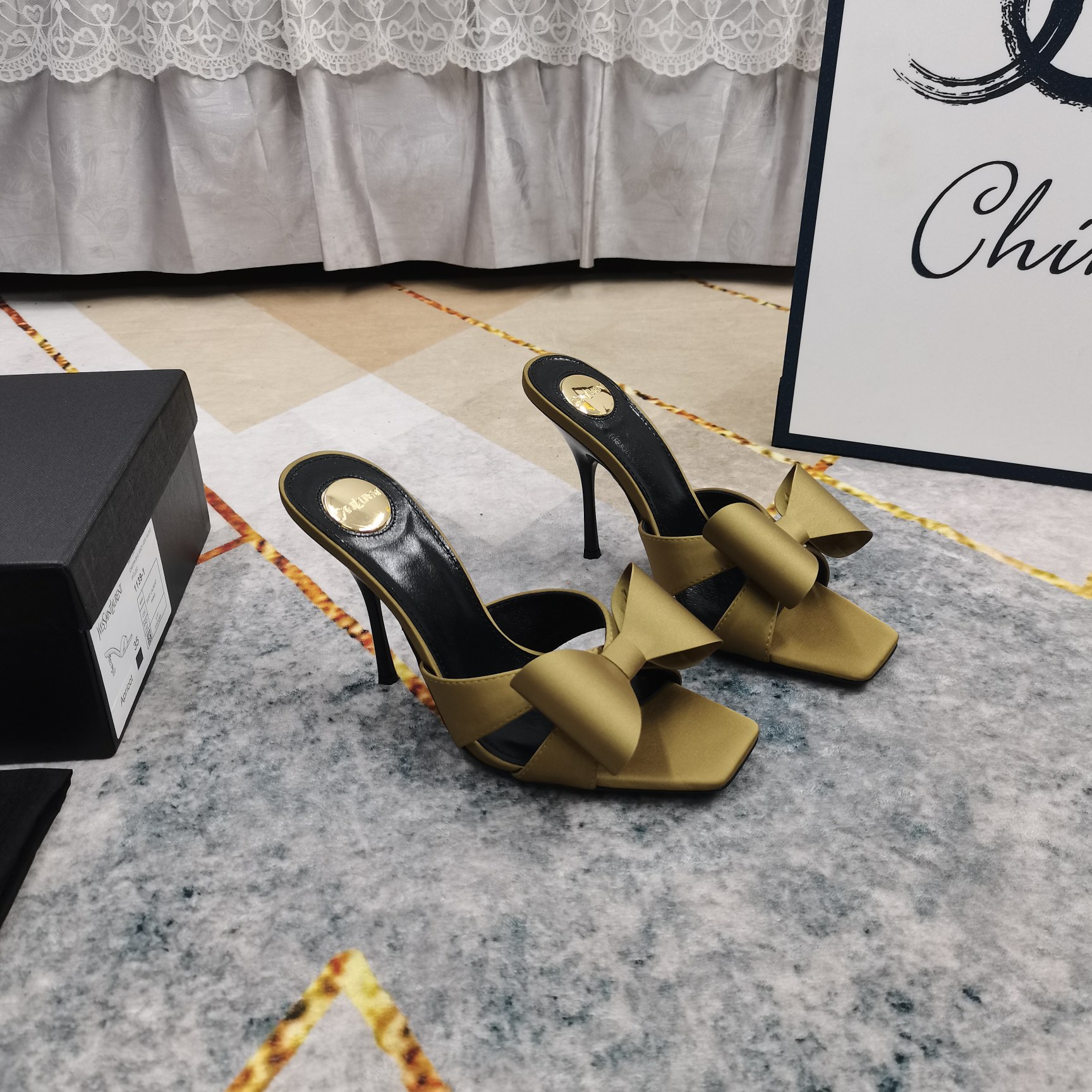 NO:405282,YSL--News 2025 official website synchronizes the new bow silk slippers. Details are perfectly processed. Floating sheepskin (fine texture) AAA grade Italian black leather outsole. Extremely perfect replica. 1 imported silk upper. 2 imported sheepskin. 3 soles. AAA grade black leather outsole. 4Size35-41 (41 customized for non-return and exchange) 5 heels. 10.5cm. 6Clour⑤ color-entry, high heels. saint laurent, high heels, slippers, sheepskin, real silk, Leather soles.19860909YSL--上新 2025官网同步新款蝴蝶结真丝拖鞋 细节处理完美 垫脚羊皮（质感细腻） AAA级意大利黑色真皮大底 极致完美复刻 1鞋面进口真丝 2垫脚进口羊皮 3鞋底AAA级黑色真皮大底 4Size35-41（41订做不退换） 5跟高10.5cm 6Clour⑤色入,高跟鞋拖鞋,saint laurent,high heels,slippers,sheepskin,real silk,Leather soles,Women's Shoes