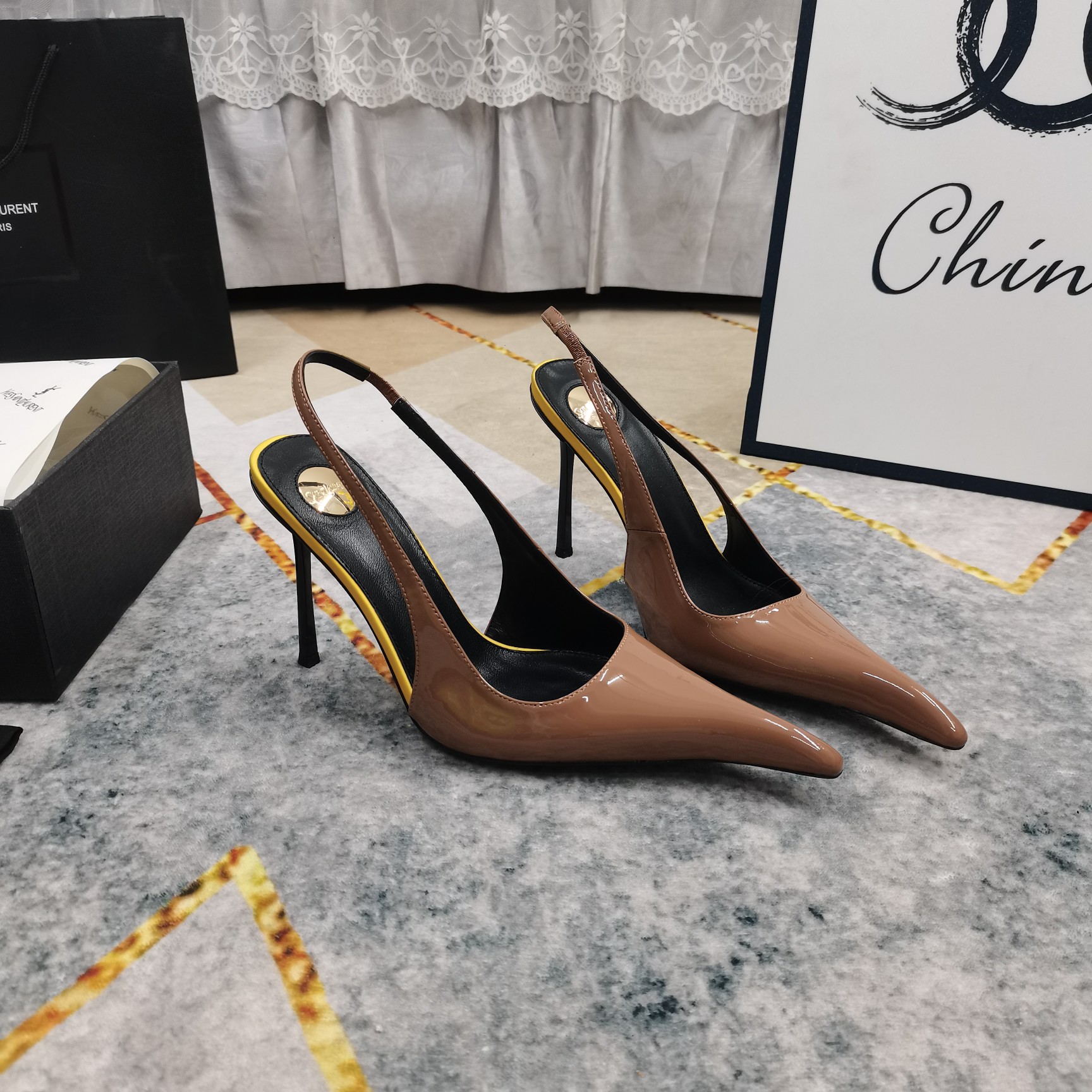 NO:405267,New - YSL·Top High-level Version 2025 Official Website Synchronized the new model of rear-length high-heeled pointed sandals with perfect details, footbed sheepskin (fine texture) AAA grade Italian black leather outsole, ultimate perfect replica 1 upper imported beef patent leather/silk 2 footbed imported sheepskin 3 soles YB black leather outsole 4Size34-43 (34 41 42 43 customized, no return or exchange) 5 heel height 10.5cm 6Clour①⑤ color in, high heels sandals, saint laurent, sandals, high heels, sheepskin, real silk, Leather soles19860909上新—YSL·顶级高版本 2025官网同步新款后空高跟尖头凉鞋 细节处理完美 垫脚羊皮（质感细腻） AAA级意大利黑色真皮大底 极致完美复刻 1鞋面进口牛漆皮/真丝 2垫脚进口羊皮 3鞋底YB黑色真皮大底 4Size34-43（34 41 42 43订做不退换） 5跟高10.5cm 6Clour①⑤色入,高跟鞋凉鞋,saint laurent,sandals,high heels,sheepskin,real silk,Leather soles,Women's Shoes