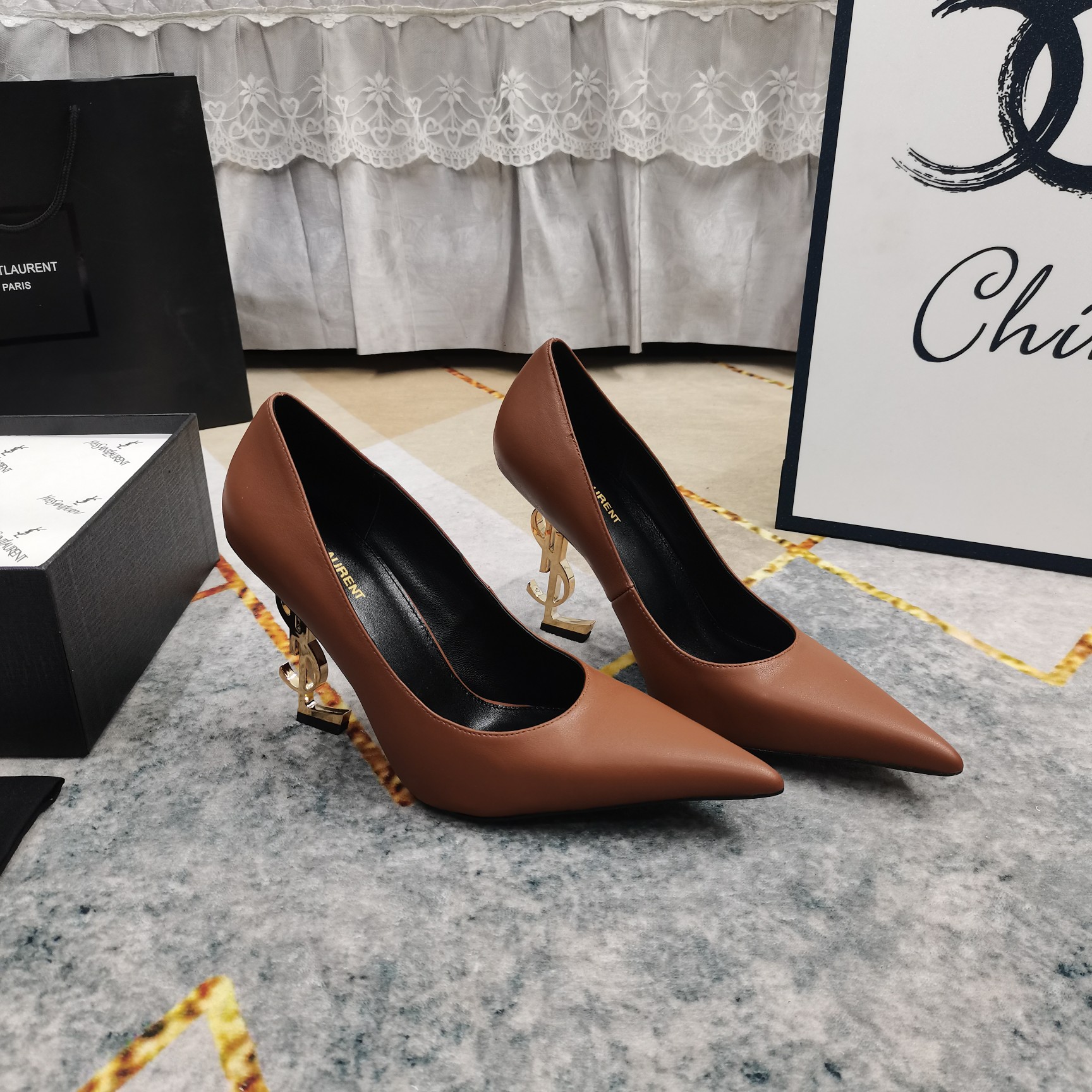 NO:405261,New - YSL · Top high-end Paris catwalk classic logo letter heel high heel pointed toe shoes. The official website synchronized original version 1:1 fabric imported beef patent leather/silk/Yangjing Neli sheepskin sole Italian leather outsole Heel height 10.5cm (cast from ultra-high strength steel, it will not break the heel after passing various high-strength tests. This is a sexy single shoe that makes people shine) Size34-43 (34 41 42 43 customized, no return or exchange), high heels single shoes, saint laurent, high heels, sheepskin, real silk, sheep, Leather soles19860909上新—YSL·顶级高版本巴黎走秀款 经典logo字母跟高跟尖头单鞋 官网同步原版1:1 面料进口牛漆皮/真丝/羊京 内里羊皮 鞋底意大利真皮大底 跟高10.5cm（超高强度钢材铸造而成,通过各种高强度测试都不会断跟,这是让人眼前一亮的性感单鞋） Size34-43（34 41 42 43订做不退换）,高跟鞋单鞋,saint laurent,high heels,sheepskin,real silk,sheep,Leather soles,Women's Shoes