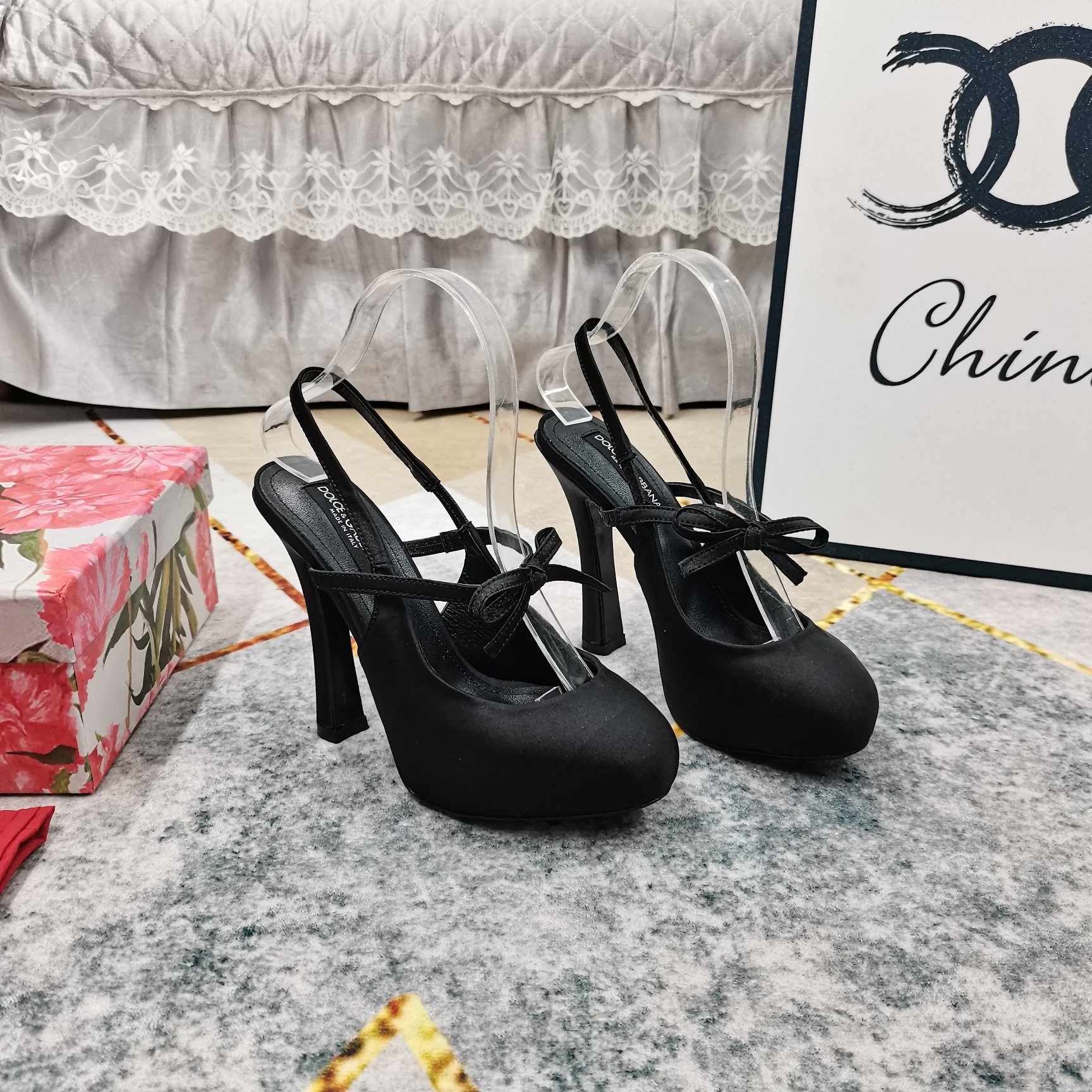 NO:406394,New - DG·Top High-level Version 2025 official website synchronized the new bow-high-heeled waterproof platform bag-toe sandals. The details are perfectly processed. Floating sheepskin (fine texture) AAA-grade YB Italian black leather outsole. The ultimate perfect replica. 1 imported silk upper. 2 foot-mounted sheepskin. 3 soles. AAA-grade original black leather outsole. 4 heels. 13.5cm. 5 front waterproof platform. 4cm. 6Clour④ color. 7Size34-43 (34 41 42 43 customized for non-return and exchange), high heels, sandals, high heels, sheepskin, real silk, Leather soles19860909上新—DG·顶级高版本 2025官网同步新款蝴蝶结超高跟防水台包头凉鞋 细节处理完美 垫脚羊皮（质感细腻） AAA级YB意大利黑色真皮大底 极致完美复刻 1鞋面进口真丝 2垫脚羊皮 3鞋底AAA级原版黑色真皮大底 4跟高13.5cm 5前防水台4cm 6Clour④色入 7Size34-43（34 41 42 43订做不退换）,高跟鞋凉鞋,sandals,high heels,sheepskin,real silk,Leather soles,Women's Shoes