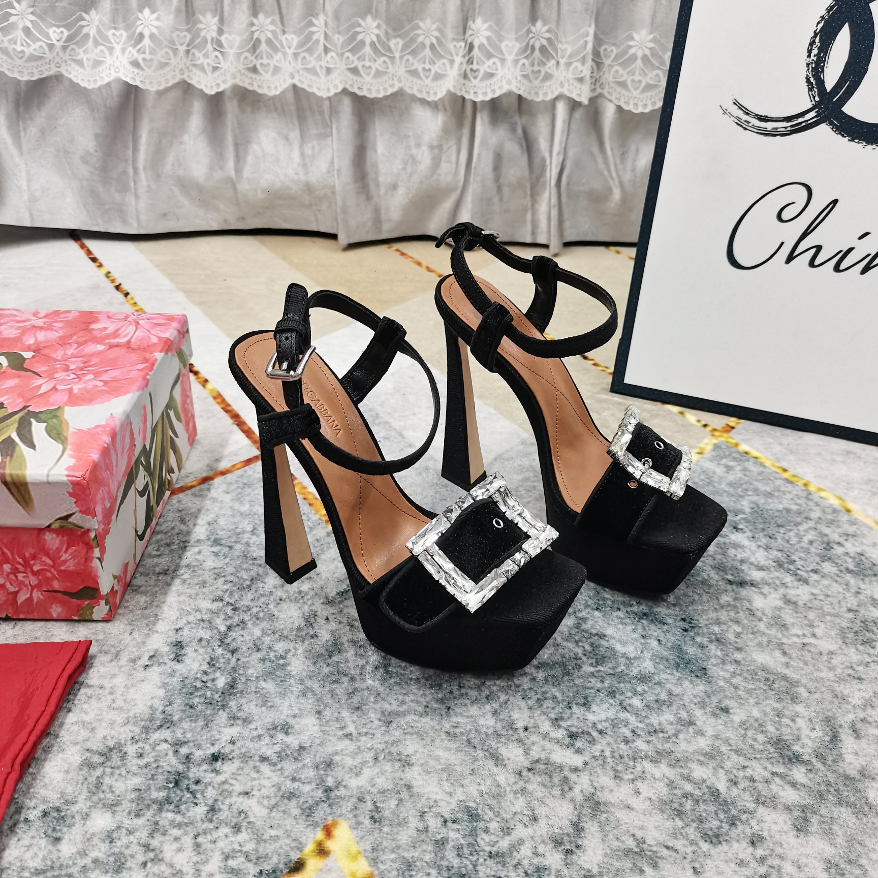 NO:406399,New - DG·Top High-level Version 2025 official website synchronized the new suede super high-heeled waterproof platform sandals. The details are perfectly processed. Floor-pad cowhide (fine texture) AAA-grade YB Italian leather outsole. The ultimate perfect replica. 1 imported suede + rhinestone buckle. 2 footbed sheepskin. 3 soles. AAA-grade YB genuine leather outsole. 4 heels. 14.5cm. 5 front waterproof platform. 4.5cm. 6Clour⑤ color. 7Size34-43 (34 41 42 43 customized for non-return and exchange), high heels, sandals, high heels, cowhide, sheepskin, Leather soles19860909上新—DG·顶级高版本 2025官网同步新款绒面超高跟防水台凉鞋 细节处理完美 垫脚牛皮（质感细腻） AAA级YB意大利真皮大底 极致完美复刻 1鞋面进口绒面+水钻扣 2垫脚羊皮 3鞋底AAA级YB真皮大底 4跟高14.5cm 5前防水台4.5cm 6Clour⑤色入 7Size34-43（34 41 42 43订做不退换）,高跟鞋凉鞋,sandals,high heels,cowhide,sheepskin,Leather soles,Women's Shoes